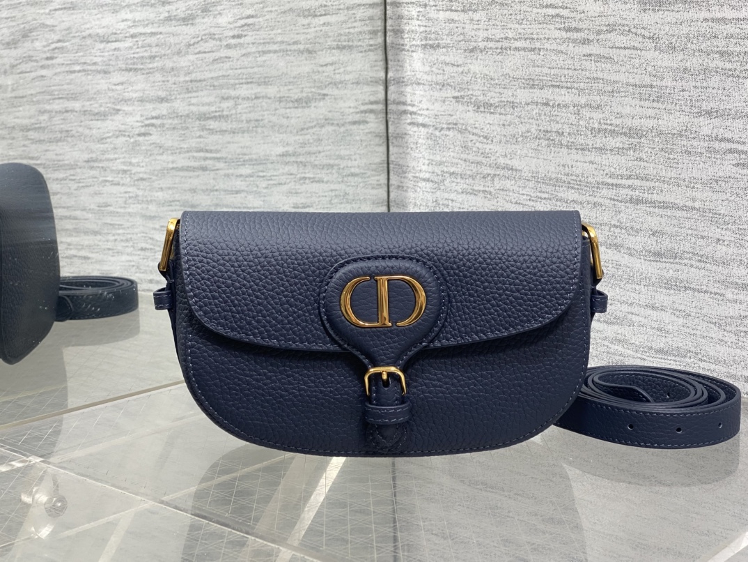 现货‼️Bobby系列最新腋下包，一个实物比图片好看千百倍的包🙋🏻‍♀️，精致又帅气，手感极好的颗粒纹小