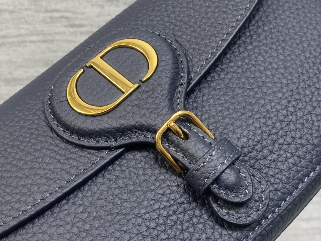 现货‼️Bobby系列最新腋下包，一个实物比图片好看千百倍的包🙋🏻‍♀️，精致又帅气，手感极好的颗粒纹小