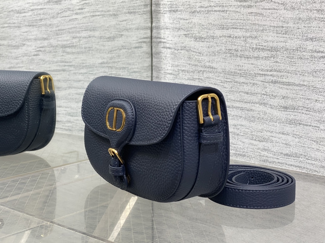 现货‼️Bobby系列最新腋下包，一个实物比图片好看千百倍的包🙋🏻‍♀️，精致又帅气，手感极好的颗粒纹小