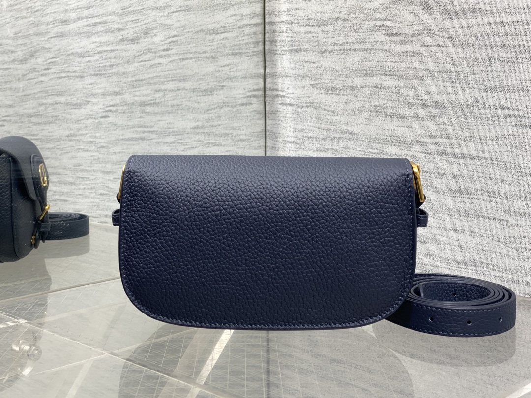 现货‼️Bobby系列最新腋下包，一个实物比图片好看千百倍的包🙋🏻‍♀️，精致又帅气，手感极好的颗粒纹小