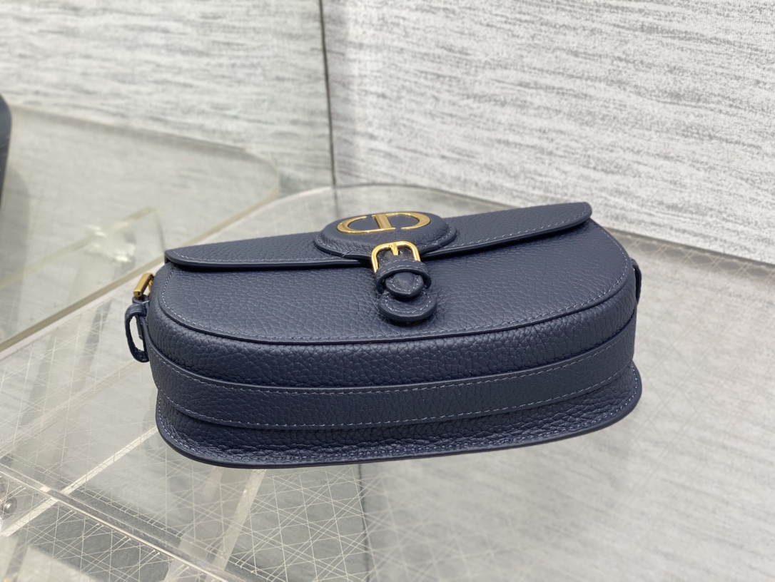 现货‼️Bobby系列最新腋下包，一个实物比图片好看千百倍的包🙋🏻‍♀️，精致又帅气，手感极好的颗粒纹小