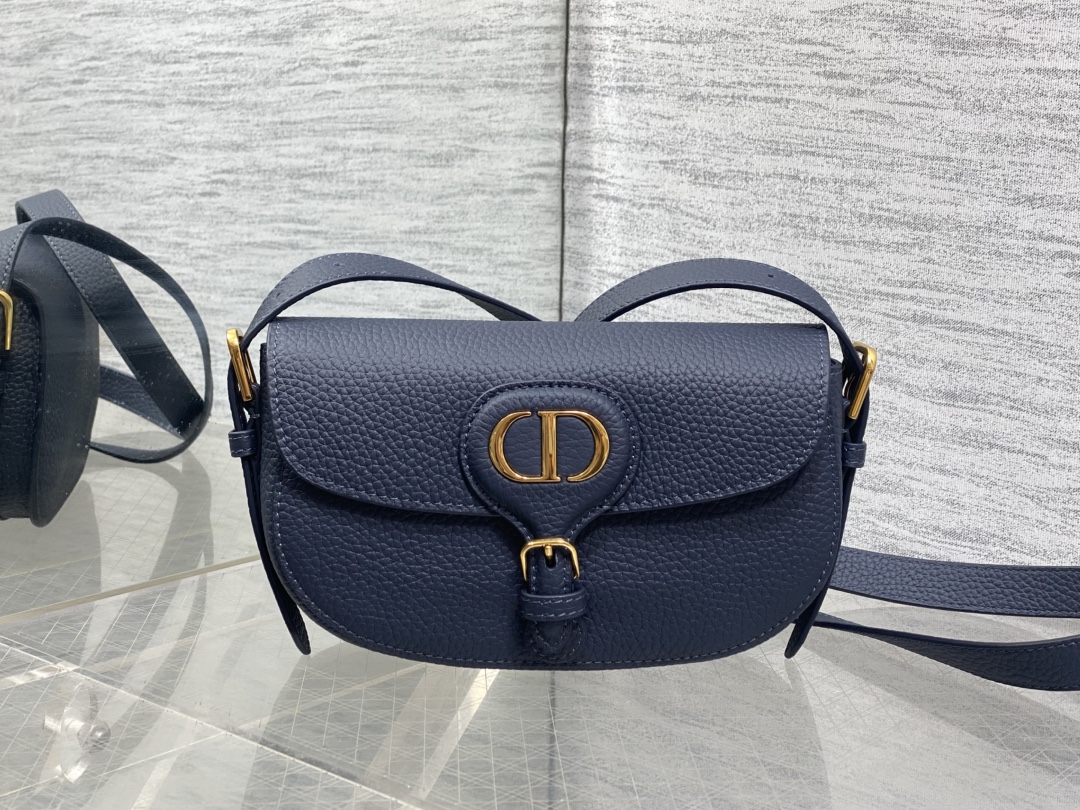 现货‼️Bobby系列最新腋下包，一个实物比图片好看千百倍的包🙋🏻‍♀️，精致又帅气，手感极好的颗粒纹小