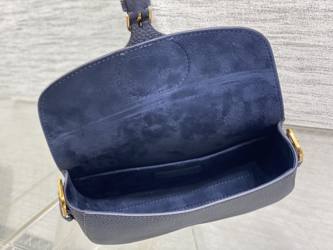 现货‼️Bobby系列最新腋下包，一个实物比图片好看千百倍的包🙋🏻‍♀️，精致又帅气，手感极好的颗粒纹小