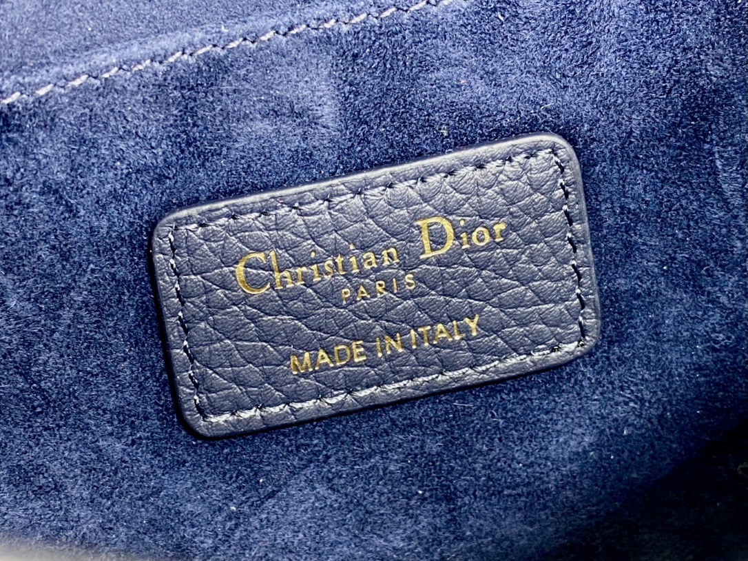 现货‼️Bobby系列最新腋下包，一个实物比图片好看千百倍的包🙋🏻‍♀️，精致又帅气，手感极好的颗粒纹小