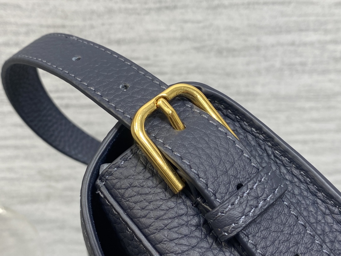 现货‼️Bobby系列最新腋下包，一个实物比图片好看千百倍的包🙋🏻‍♀️，精致又帅气，手感极好的颗粒纹小