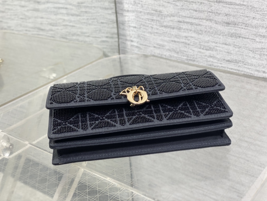 现货‼️Miss Dior最新限量手工珠子micro系列,一只什么都装不下,只能装下可爱的小包包😘,皮面 现货‼️Miss Dior最新限量手工珠子micro系列,一只什么都装不下,只能装下可爱的小包包😘,皮面