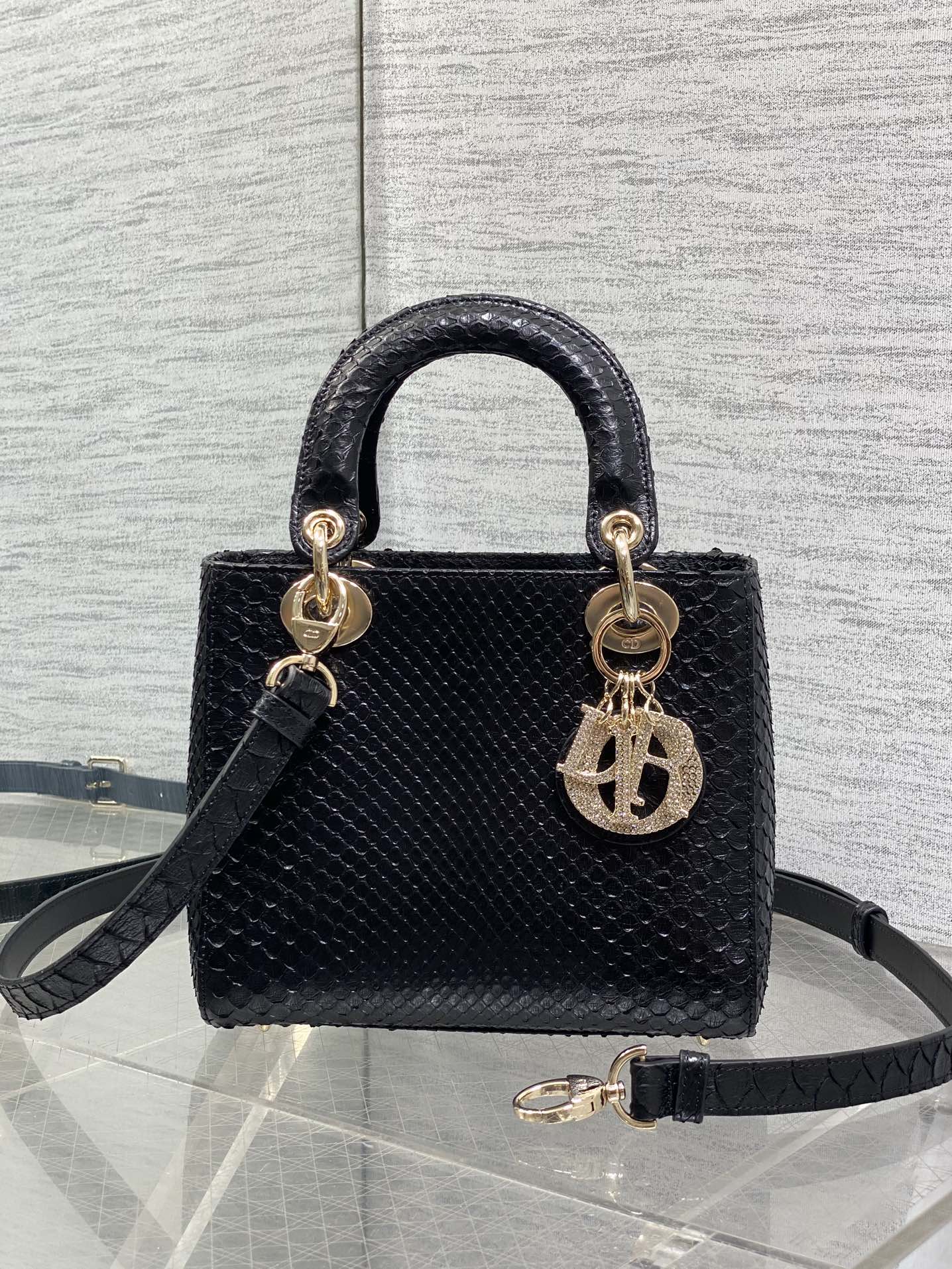 NO:717689,In stock, Lady Diana's rare snakeskin with four-lattice diamond buckle makes its debut. It is elegant and individual. It has to be this one. Let's do some popular science. Each snakeskin pattern is unique, so the pattern of each bag will be different. This is the characteristic of real snakeskin. Everyone should look for it. Size: 20cm, Princess Diana snakeskin, snakeskin, Hermes,19860909现货 Lady戴妃四格钻石扣珍稀蛇皮闪亮登场,高雅又不失个性,非它莫属,科普一下每条蛇皮的纹路都是独一无二的,所以每个包的纹路都会有所不同,这是真蛇皮的特点,大家要认准哦 Size:20cm,戴妃蛇皮,snakeskin,Hermes,,Bag