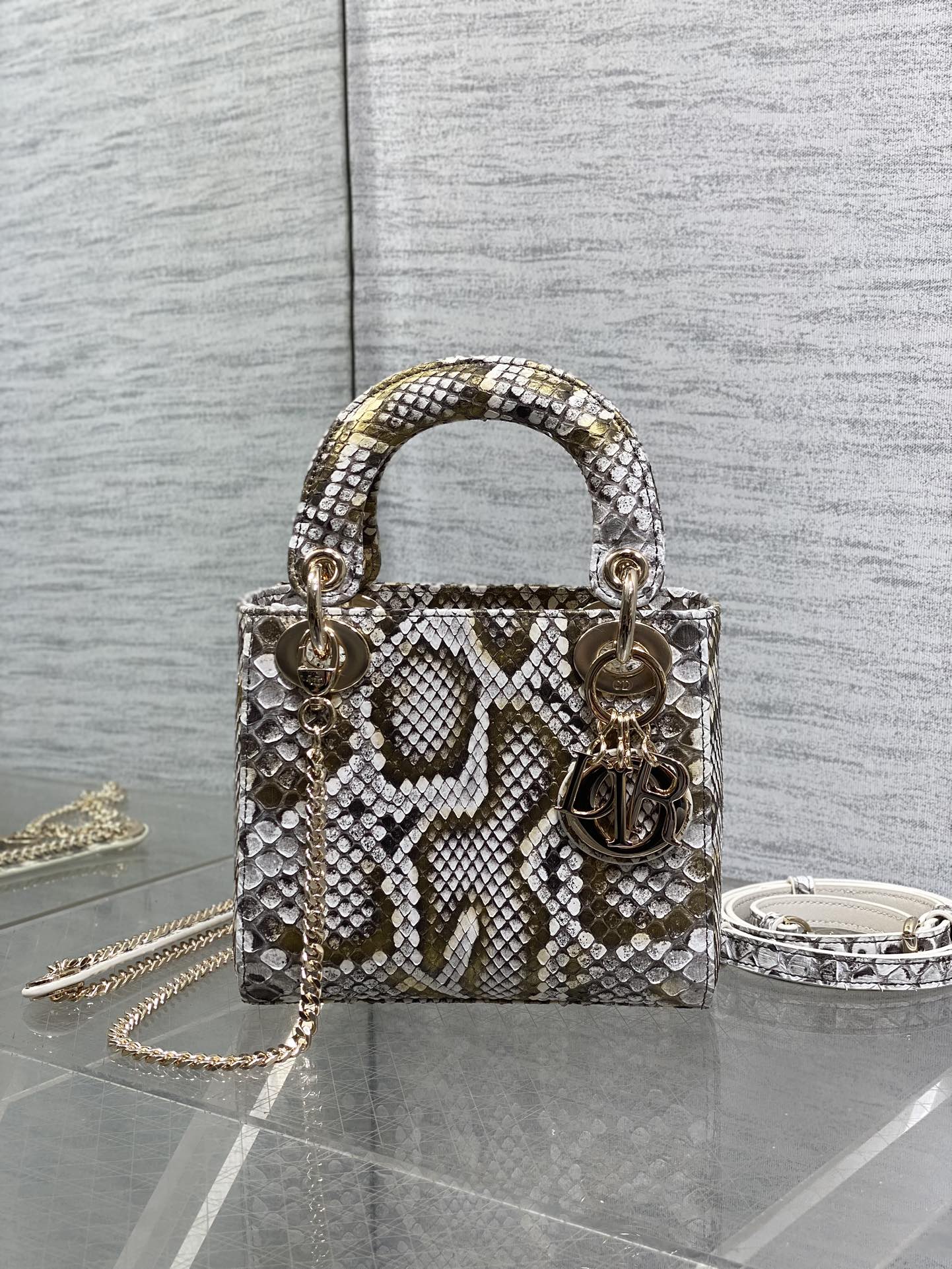 NO:717687,In stock, Lady Diana's three-frame rare snakeskin makes its debut. It is elegant and individual. It has to be this one. Let's do some popular science. The lines of each snakeskin are unique, so the lines of each bag will be different. This is the characteristic of real snakeskin. Everyone should look for it. Size: 17cm, Princess Diana snakeskin, snakeskin, Hermes,19860909现货 Lady戴妃三格珍稀蛇皮闪亮登场,高雅又不失个性,非它莫属,科普一下每条蛇皮的纹路都是独一无二的,所以每个包的纹路都会有所不同,这是真蛇皮的特点,大家要认准哦 Size:17cm,戴妃蛇皮,snakeskin,Hermes,,Bag