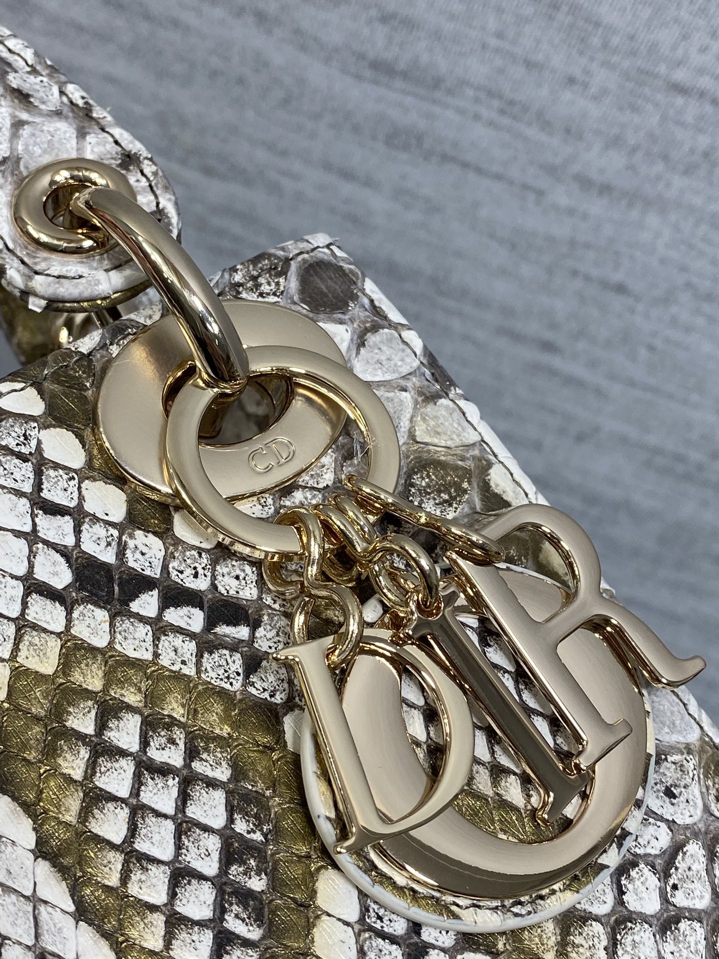 Сумка Lady Dior с принтом под змею