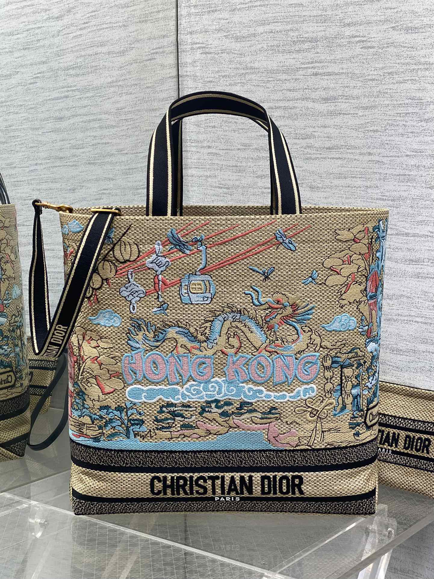 ¡Productos al contado! ️Bolso grande Dior❤️City Postcard Resort Style "Exclusivo de Hong Kong" Este bolso City Postcard…