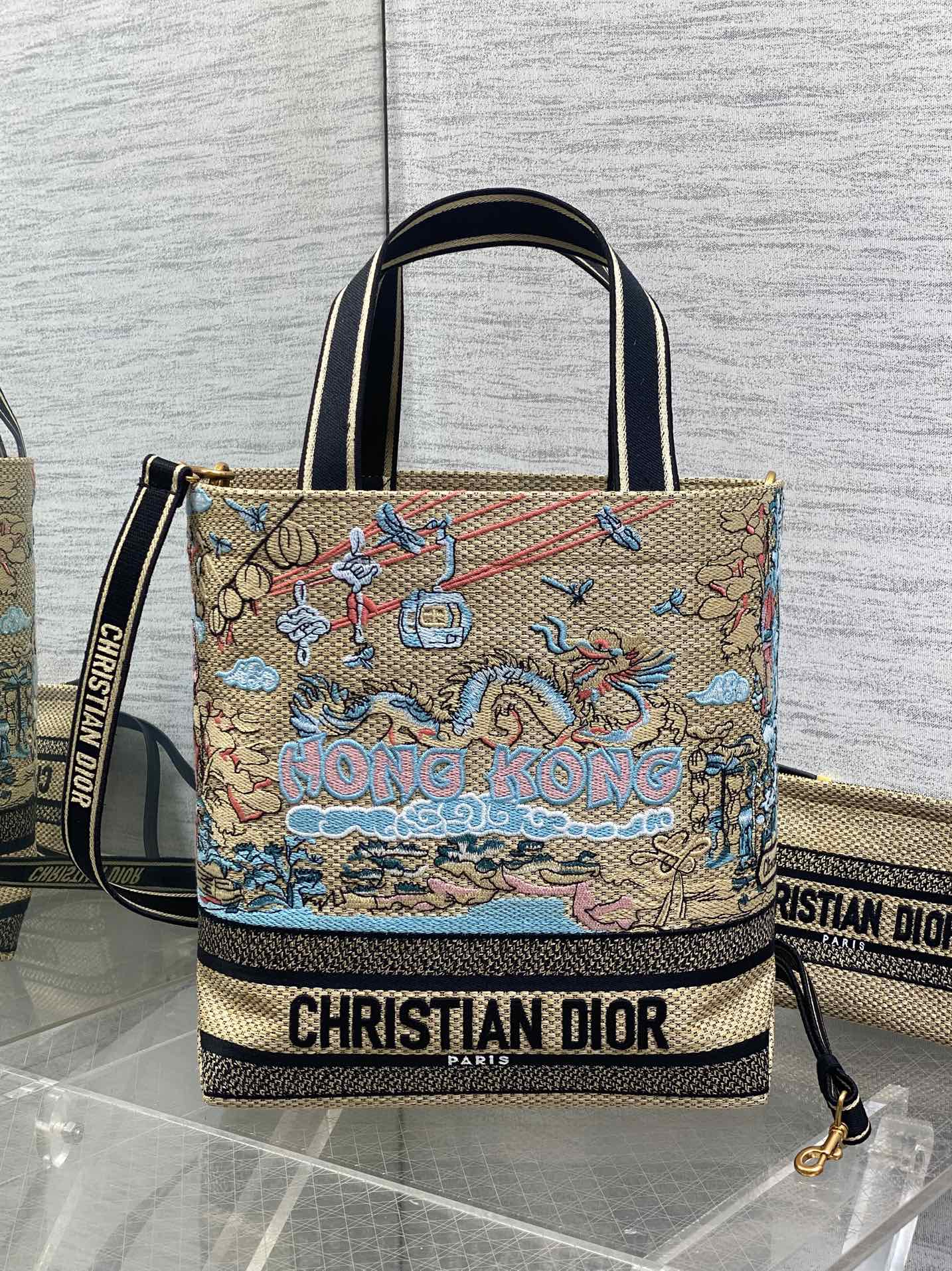 ¡Productos al contado! ️Pequeño Dior❤️City Postcard Bolso estilo resort "Exclusivo de Hong Kong" Este bolso City Postca…