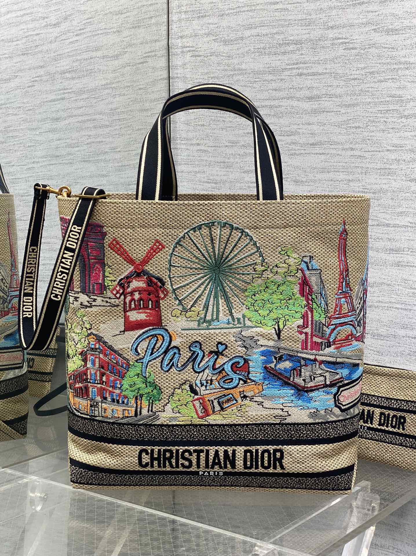 ¡Productos al contado! ️Bolso grande Dior❤️City Postcard Resort Style "Exclusivo de París" Este bolso City Postcard💌 e…