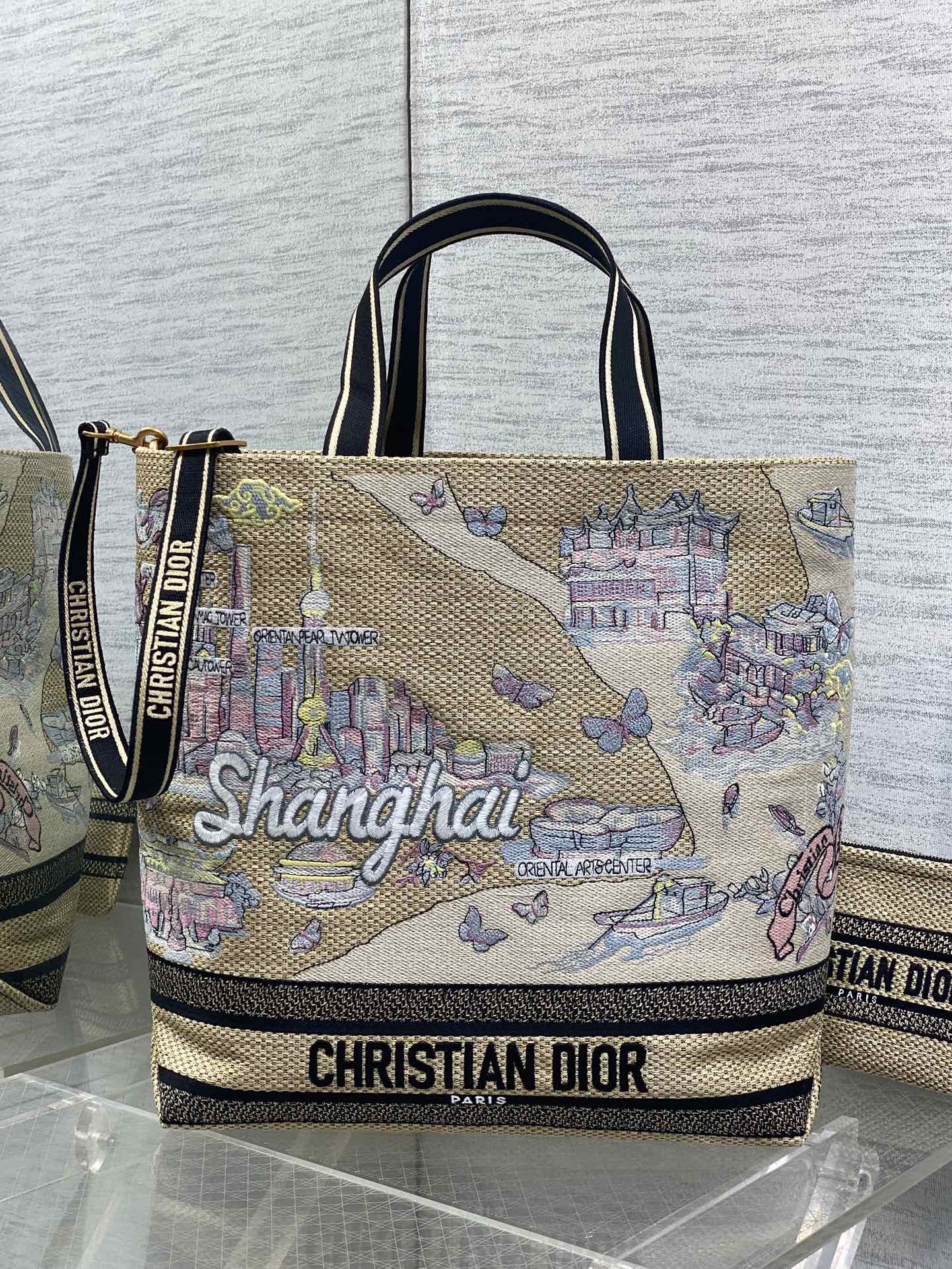 ¡Productos al contado! ️Bolso grande Dior❤️City Postcard Resort Style "Exclusivo de Shanghai" Este bolso City Postcard�…