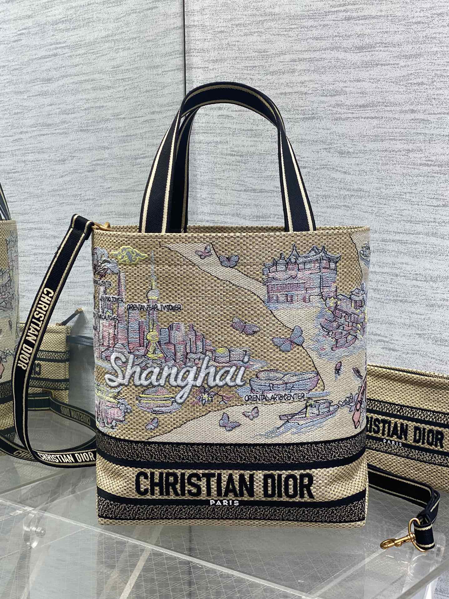 ¡Productos al contado! ️Pequeño Dior❤️Bolso estilo City Postcard Resort "Exclusivo de Shanghai" Este bolso City Postcar…