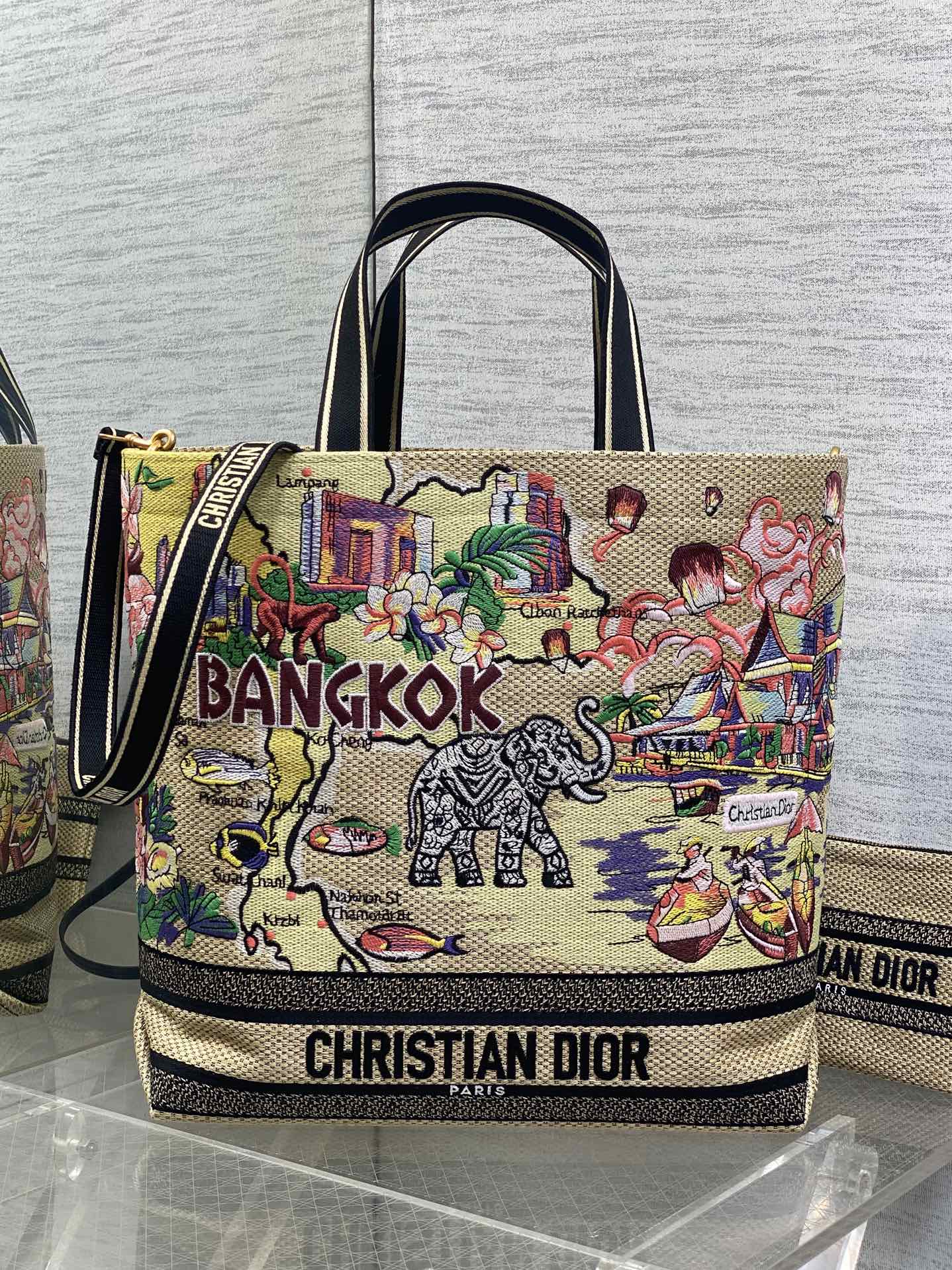 ¡Productos al contado! ️Bolso grande Dior❤️City Postcard Resort Style "Bangkok Limited" Este bolso City Postcard💌 está…