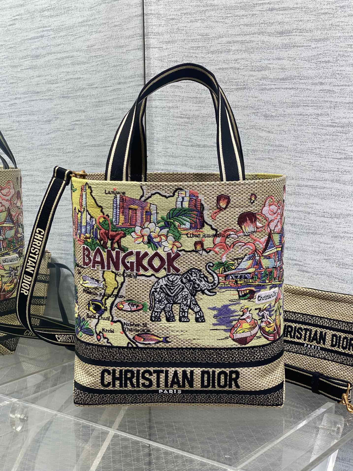 ¡Productos al contado! ️Pequeño Dior❤️City Postcard Bolso estilo resort "Bangkok Limited" Este bolso City Postcard💌 es…