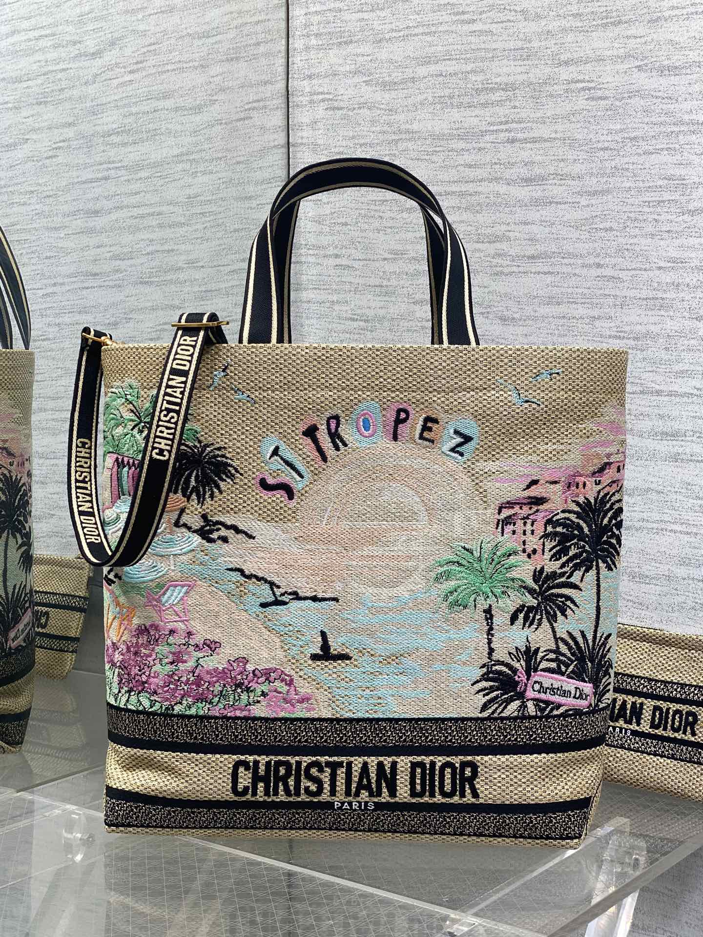 ¡Productos al contado! ️Bolso grande Dior❤️City Postcard Resort Style "Saint Tropez Limited" Este bolso City Postcard💌…