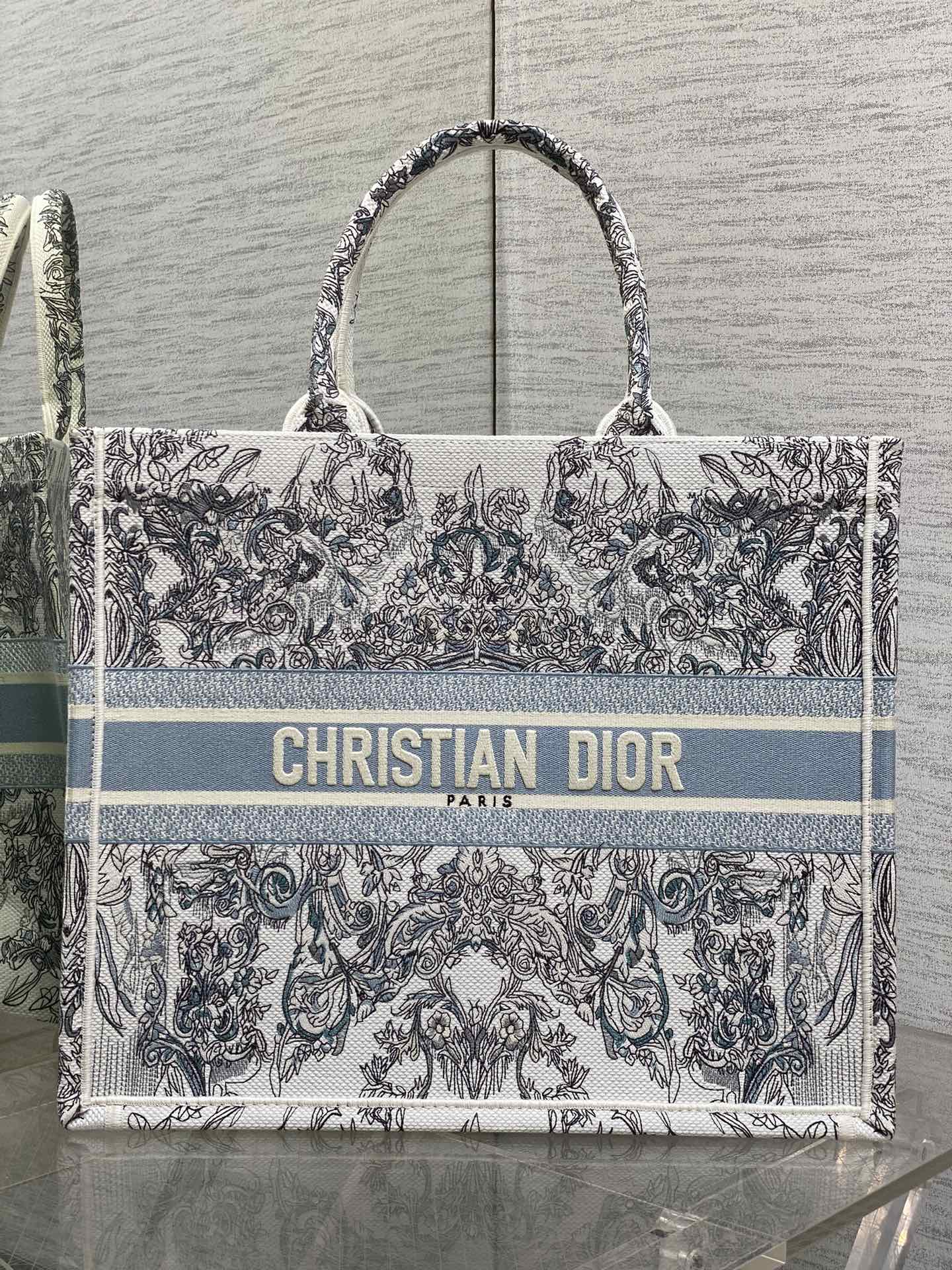 ¡Productos al contado! ️ Bolso Dior Christmas Limited Book Tote, bordado Dior Stella Barroco azul, criaturas de fantasí…