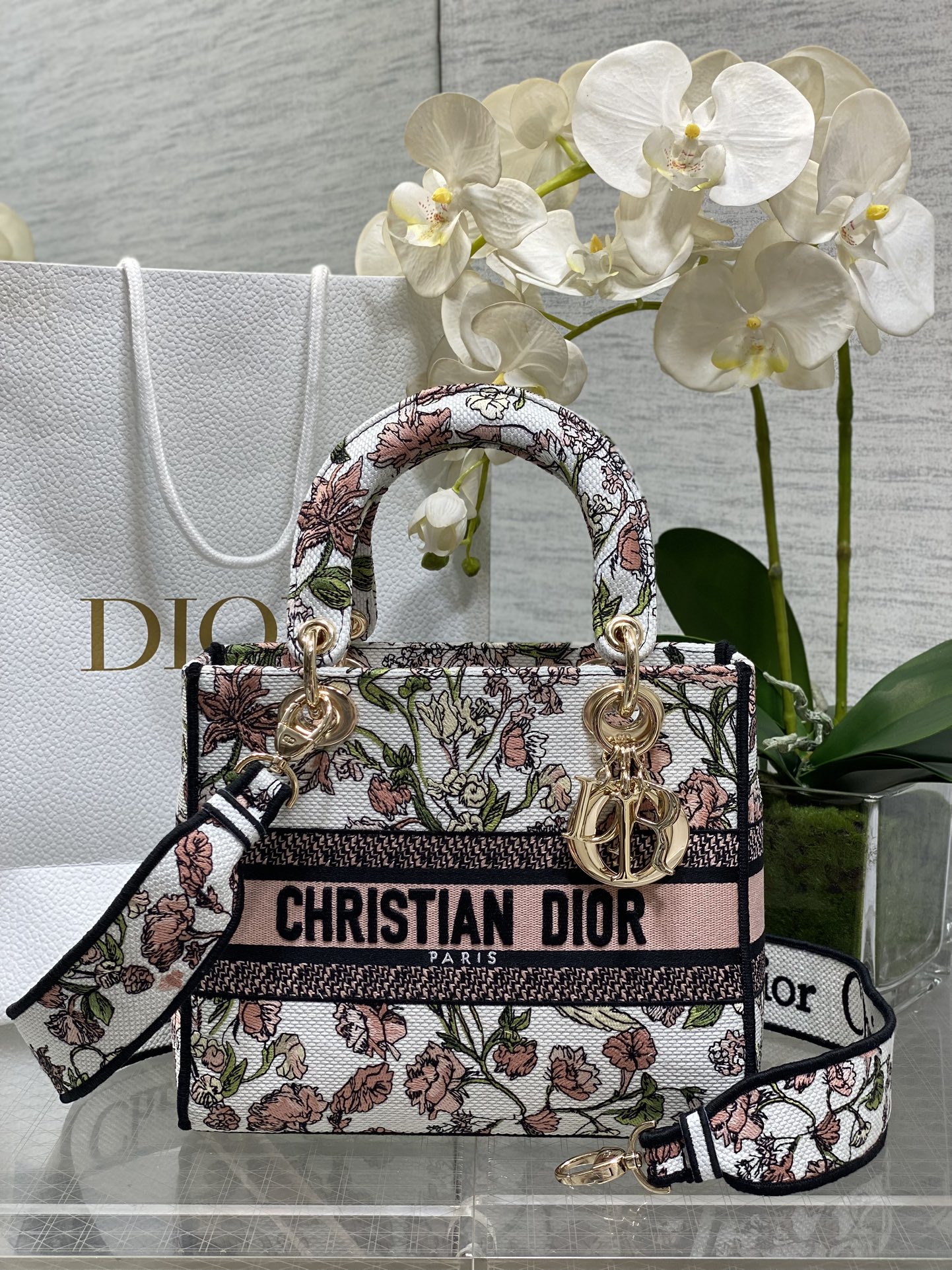 𝐋𝐚𝐝𝐲Cinco flores rosadas de cuadrícula