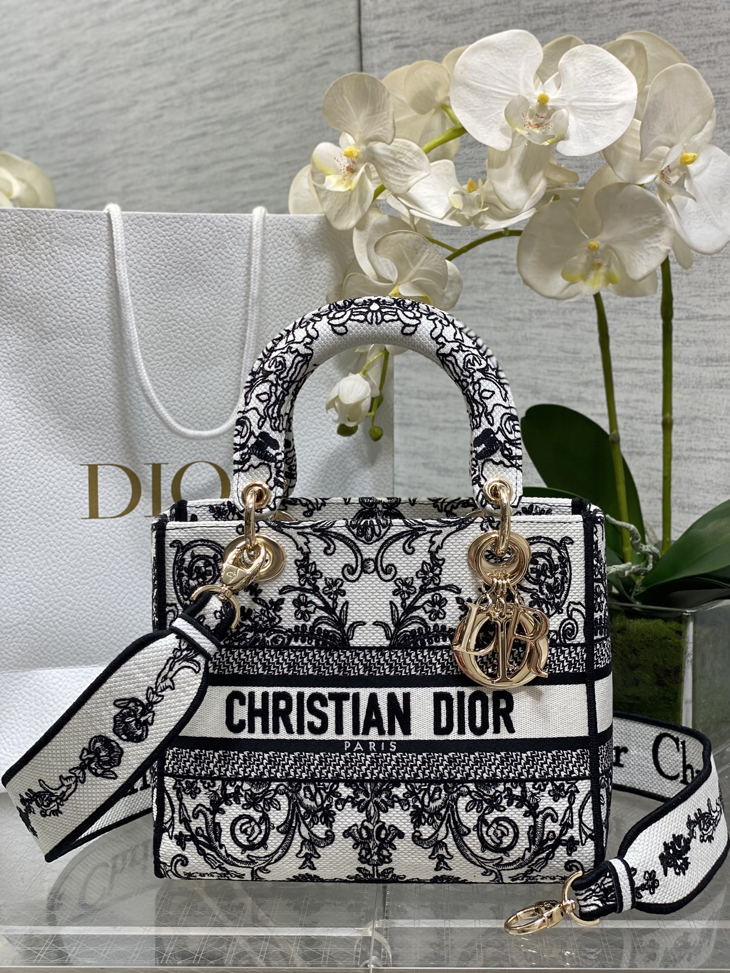 𝐋𝐚𝐝𝐲Encaje blanco y negro de cinco rejillas