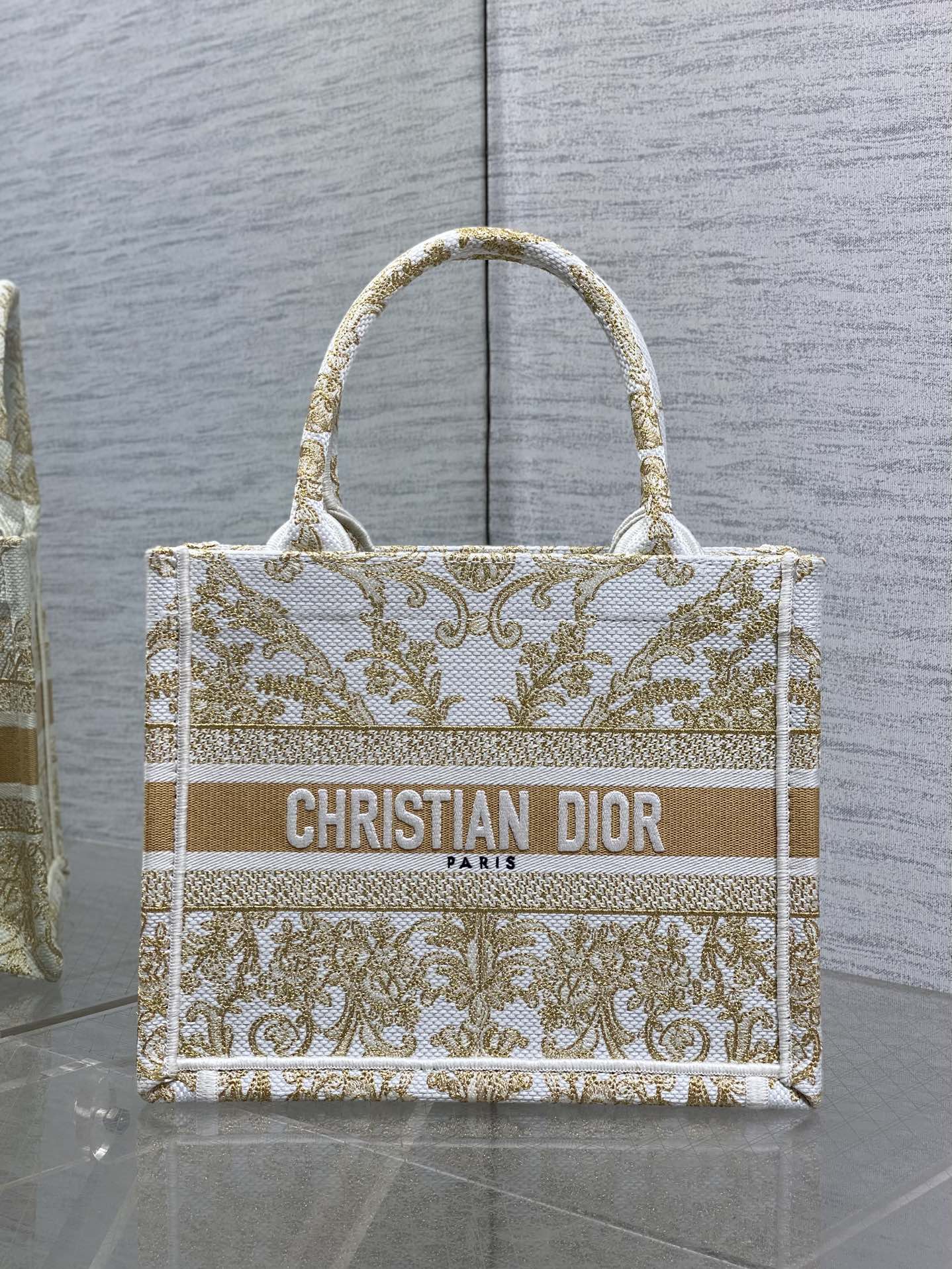 Dior Style White Canvas Tote Bag Lookbook Reference image 1