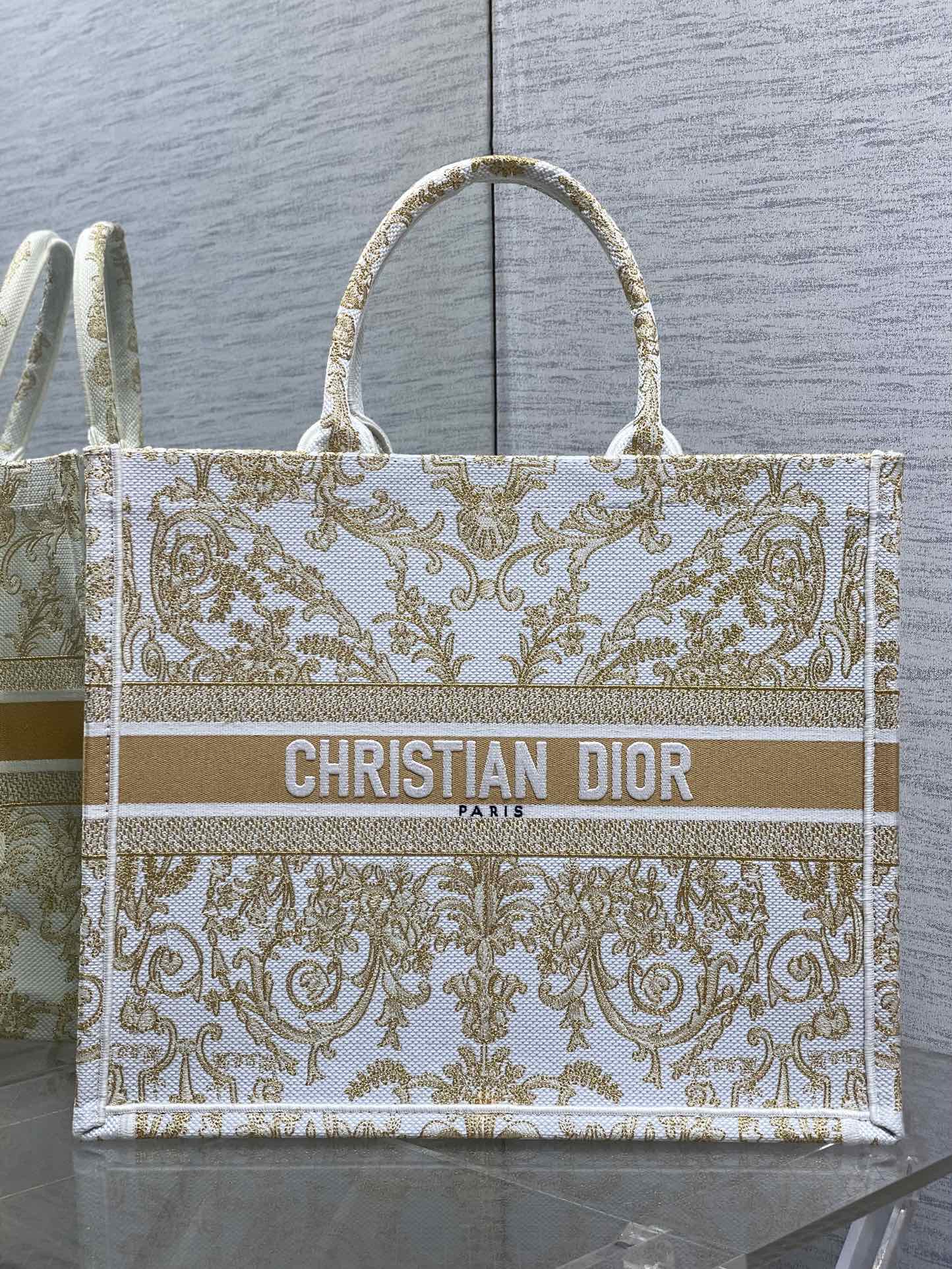 Dior Style White Canvas Tote Bag Lookbook Reference image 1