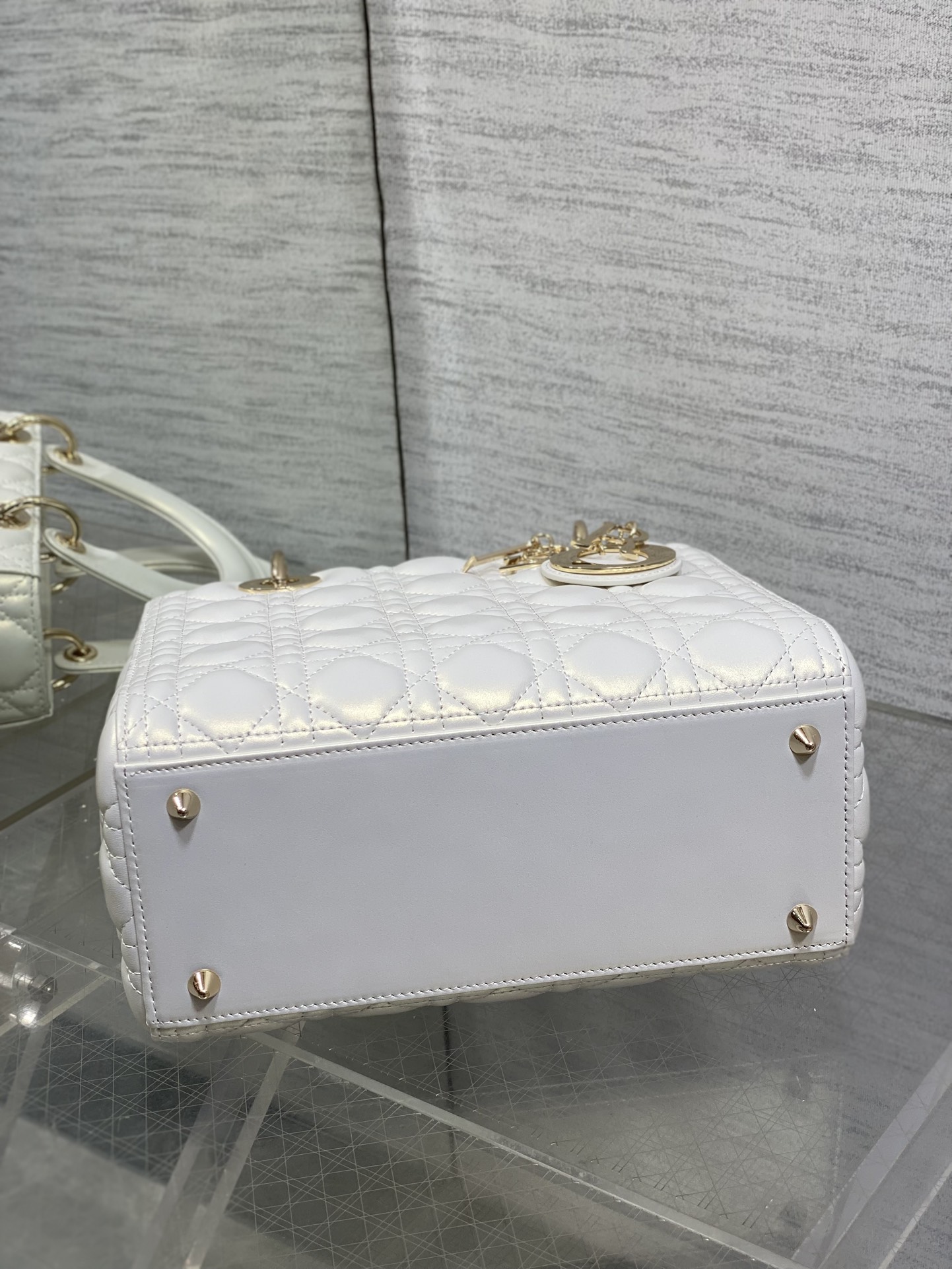 珠光白现货‼️Lady最新翻盖羊皮五格，经典升级📤，改掉之前刮手的拉链设计，实在是太贴心了😘，被各种拉链