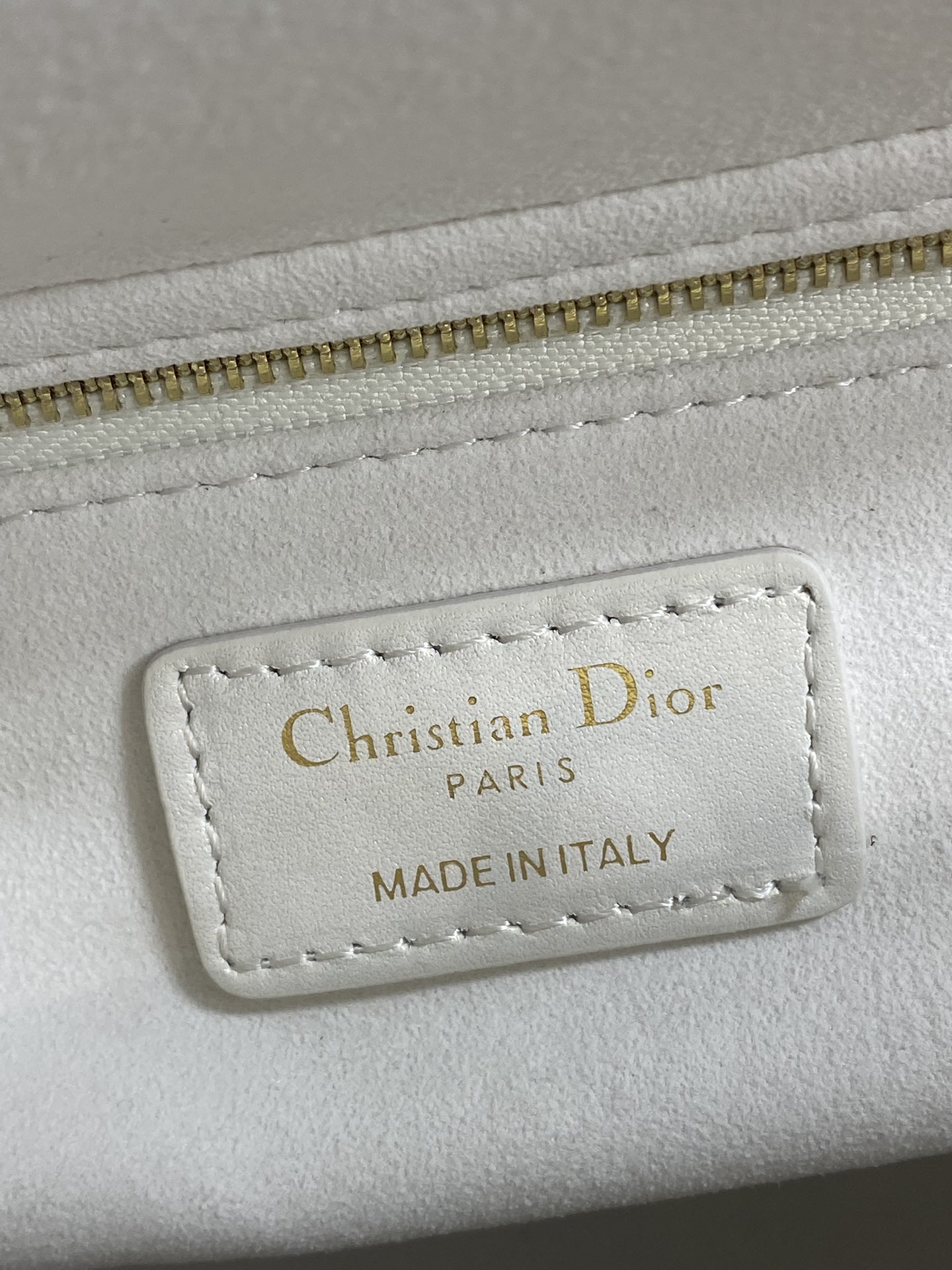 珠光白现货‼️Lady最新翻盖羊皮五格，经典升级📤，改掉之前刮手的拉链设计，实在是太贴心了😘，被各种拉链