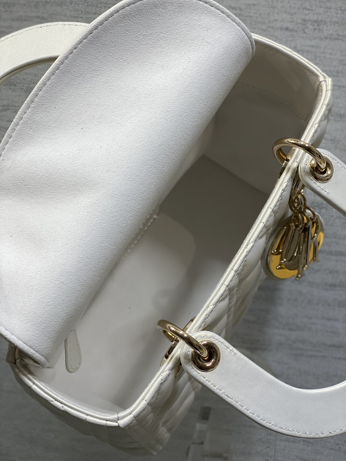 珠光白现货‼️Lady最新翻盖羊皮五格，经典升级📤，改掉之前刮手的拉链设计，实在是太贴心了😘，被各种拉链