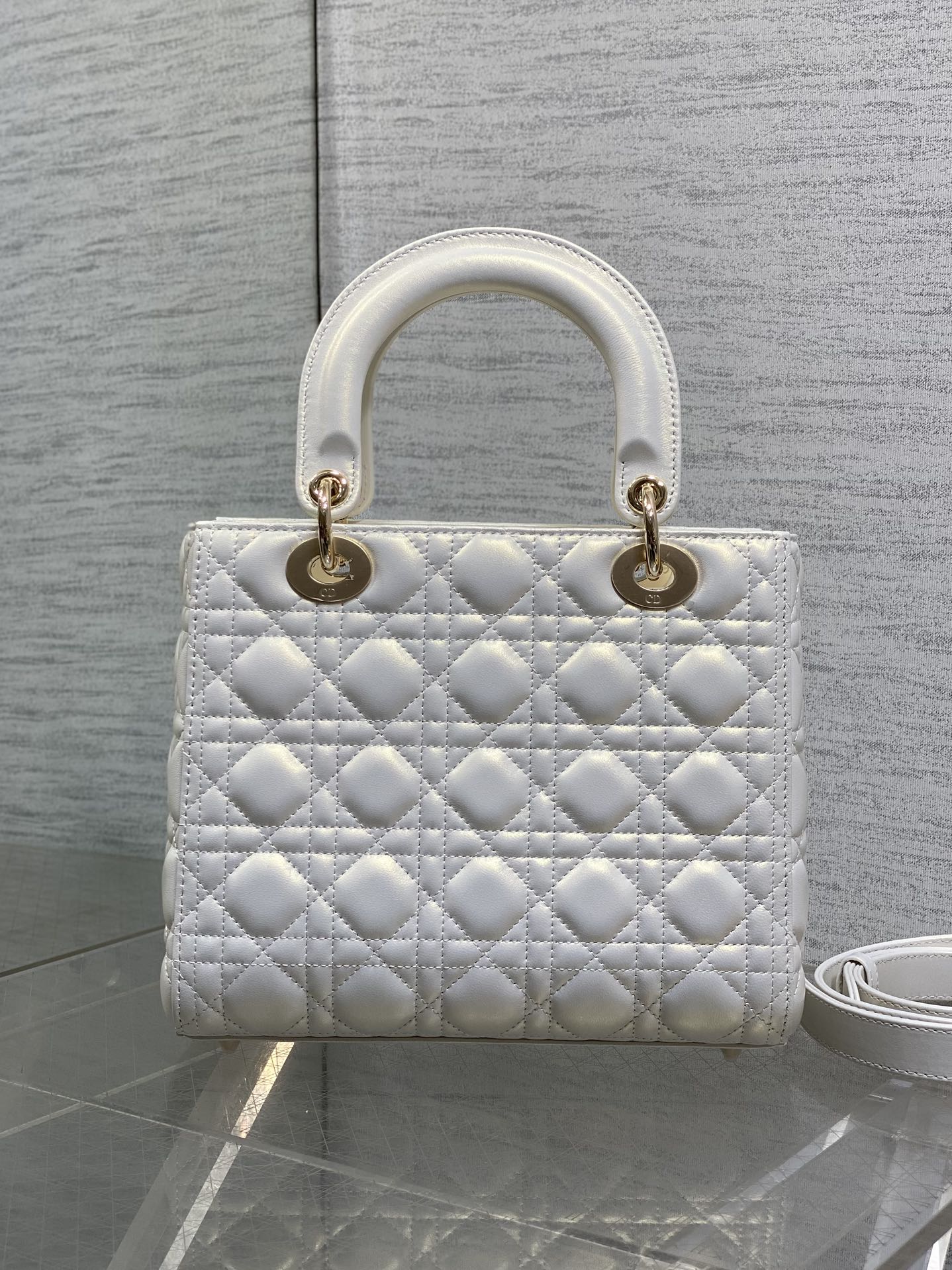 珠光白现货‼️Lady最新翻盖羊皮五格，经典升级📤，改掉之前刮手的拉链设计，实在是太贴心了😘，被各种拉链