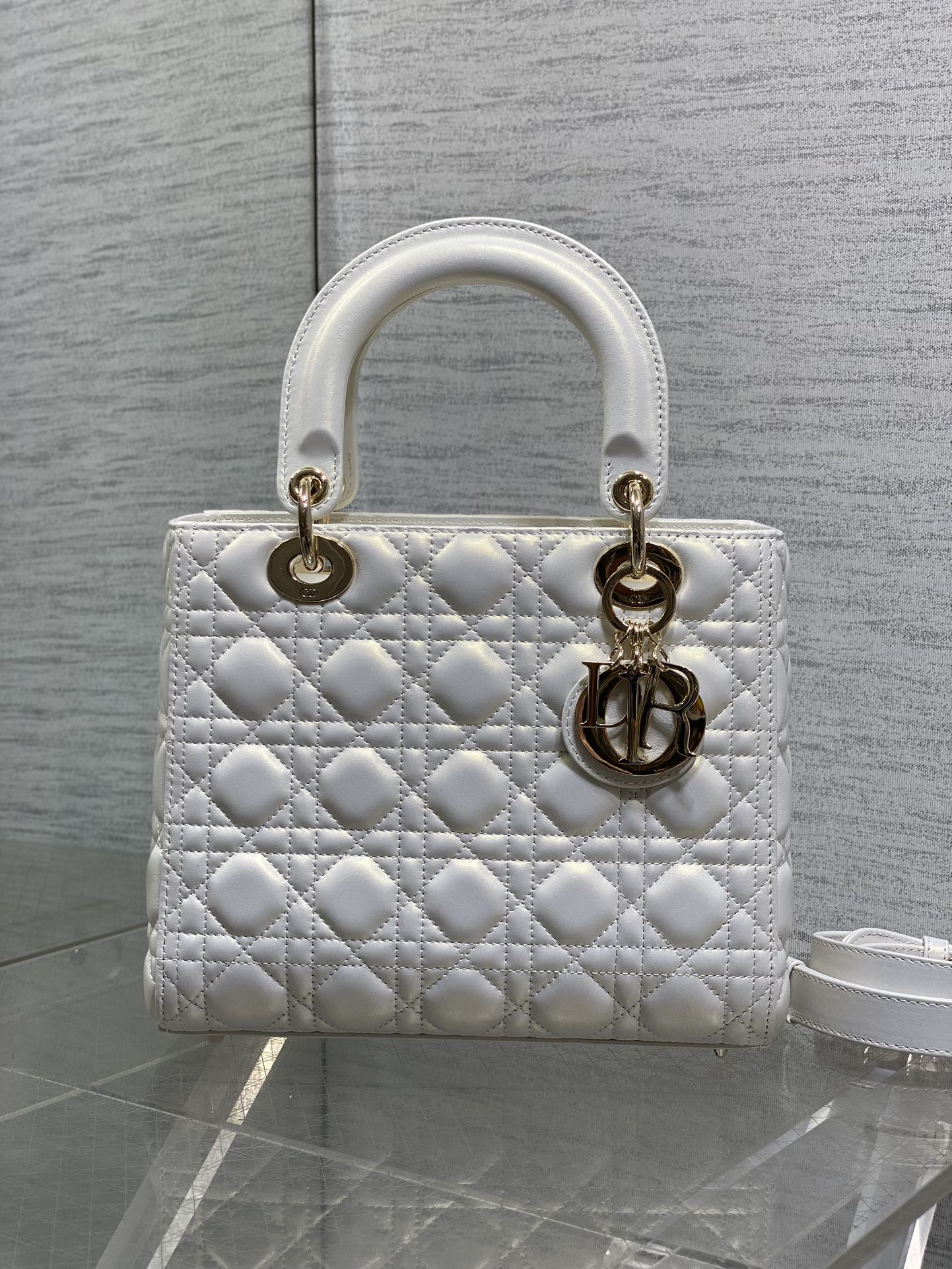 珠光白现货‼️Lady最新翻盖羊皮五格，经典升级📤，改掉之前刮手的拉链设计，实在是太贴心了😘，被各种拉链