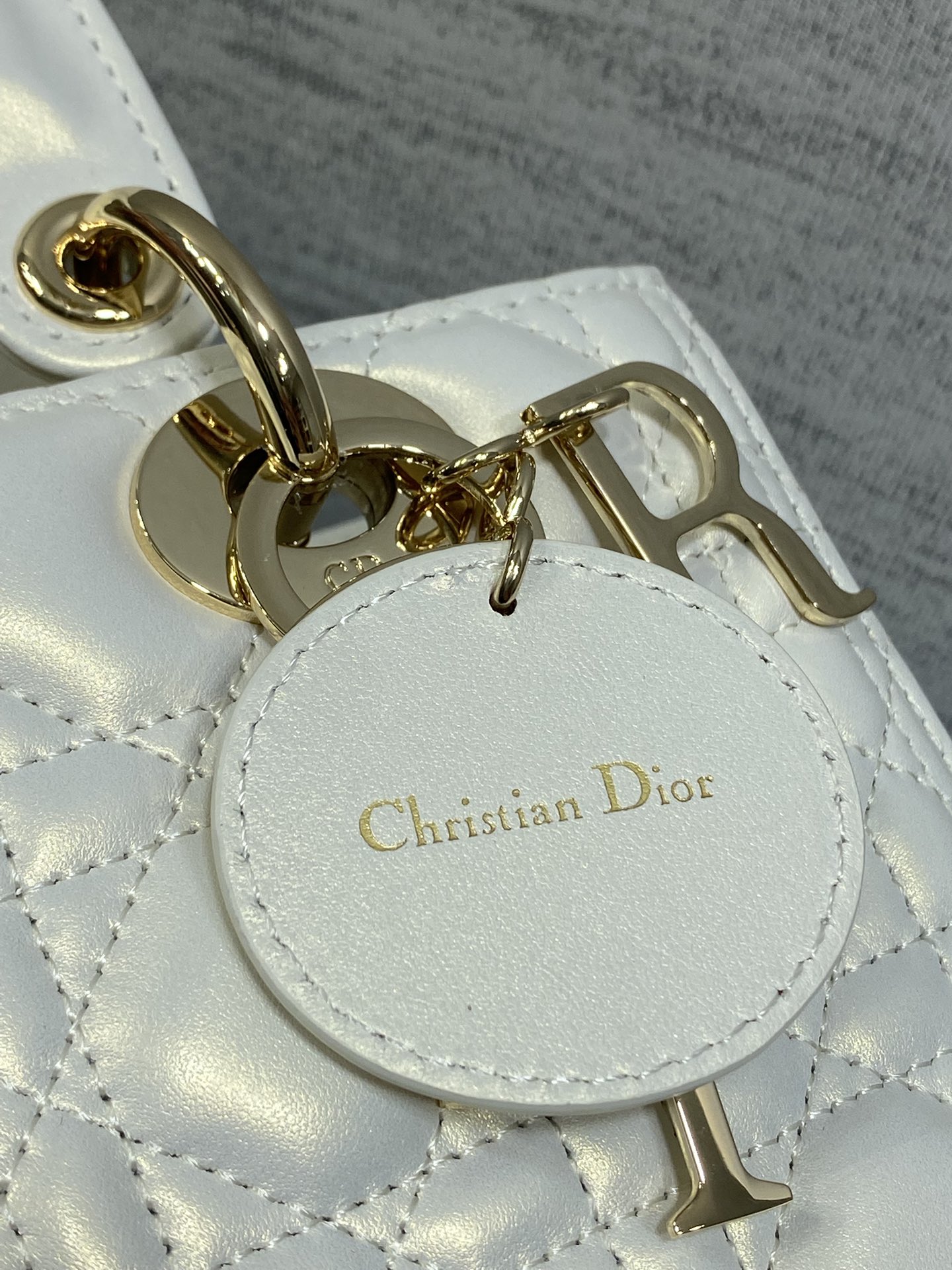 珠光白现货‼️Lady最新翻盖羊皮五格，经典升级📤，改掉之前刮手的拉链设计，实在是太贴心了😘，被各种拉链