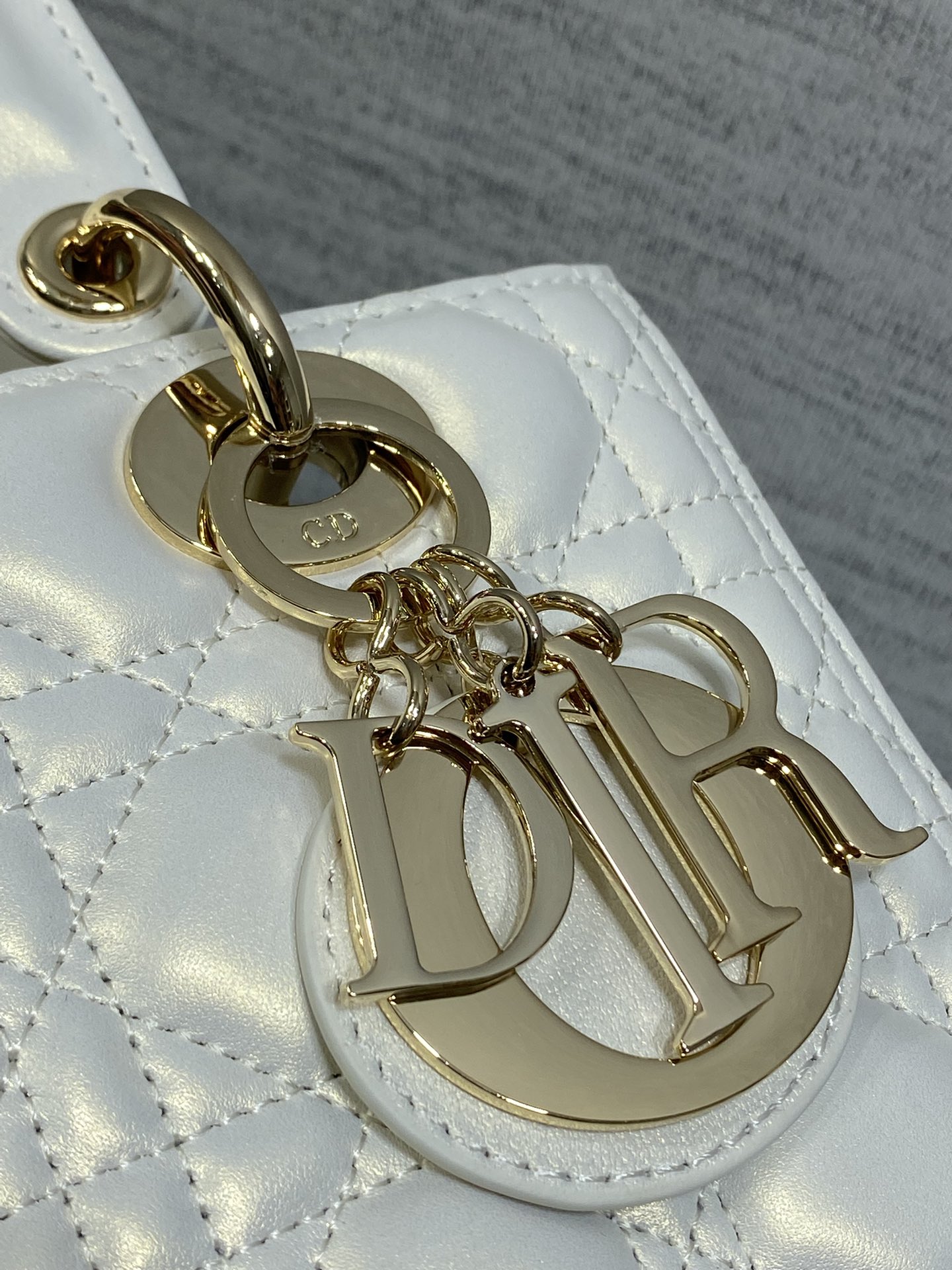 珠光白现货‼️Lady最新翻盖羊皮五格，经典升级📤，改掉之前刮手的拉链设计，实在是太贴心了😘，被各种拉链