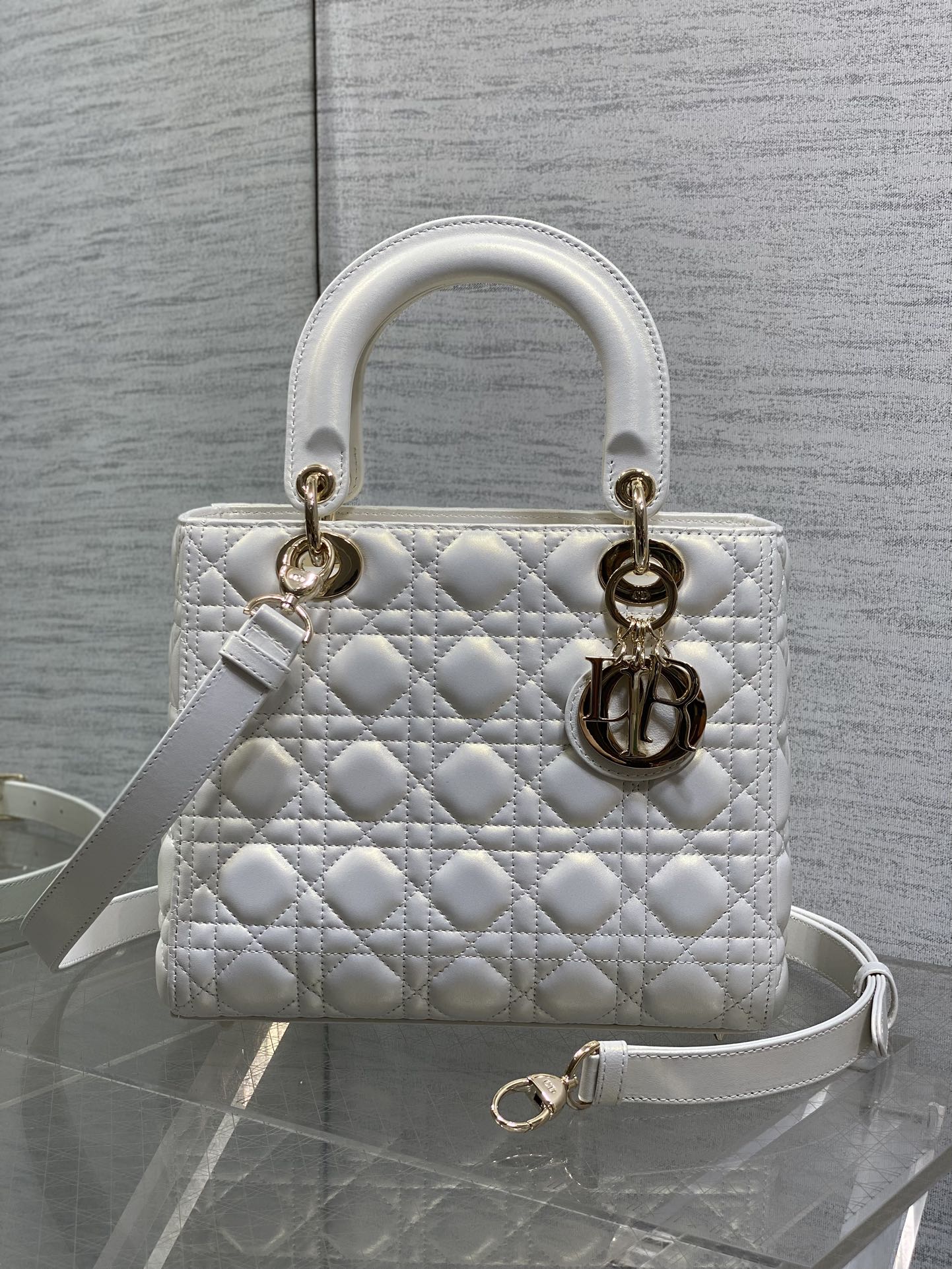 珠光白现货‼️Lady最新翻盖羊皮五格，经典升级📤，改掉之前刮手的拉链设计，实在是太贴心了😘，被各种拉链