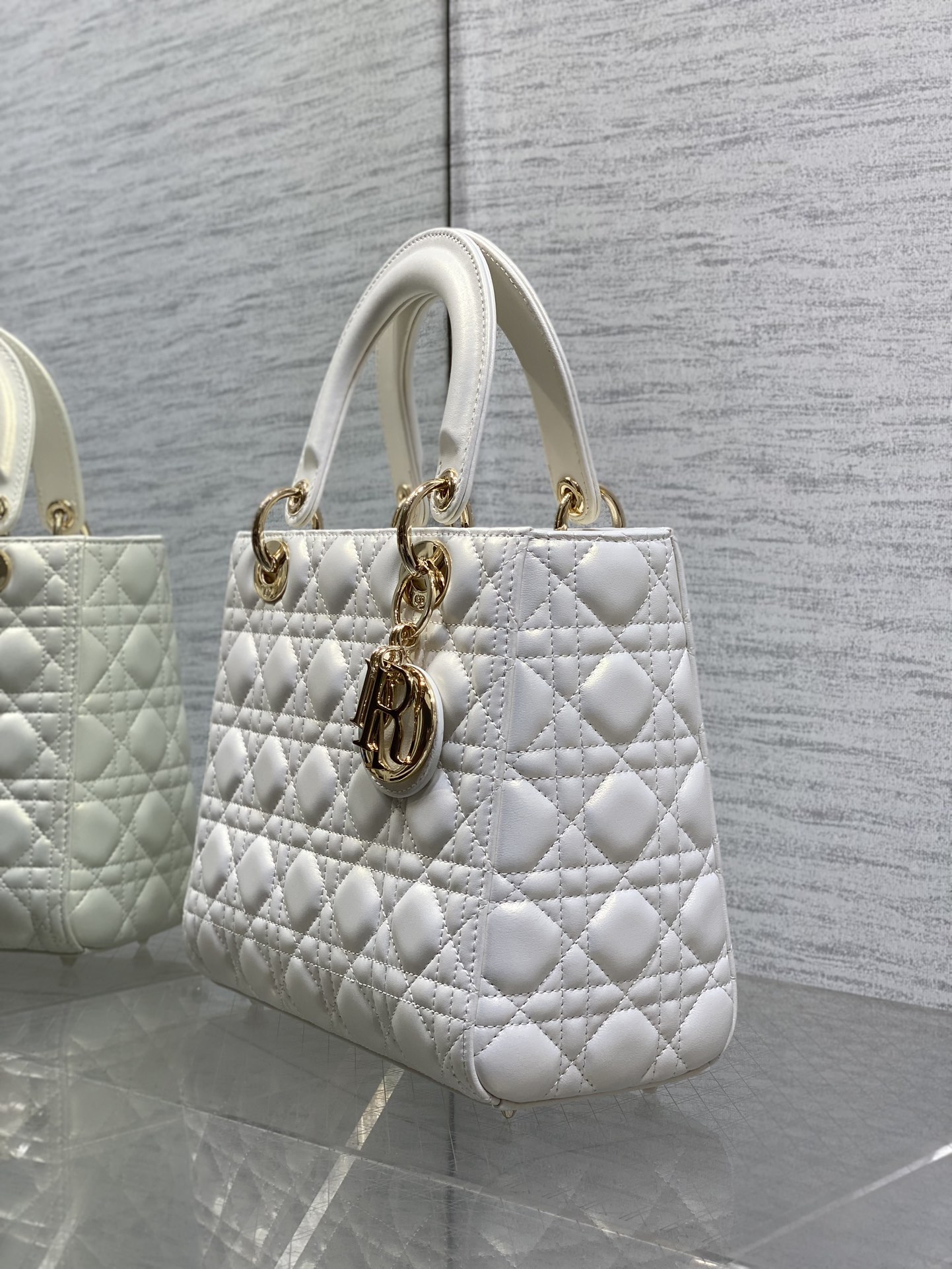 珠光白现货‼️Lady最新翻盖羊皮五格，经典升级📤，改掉之前刮手的拉链设计，实在是太贴心了😘，被各种拉链