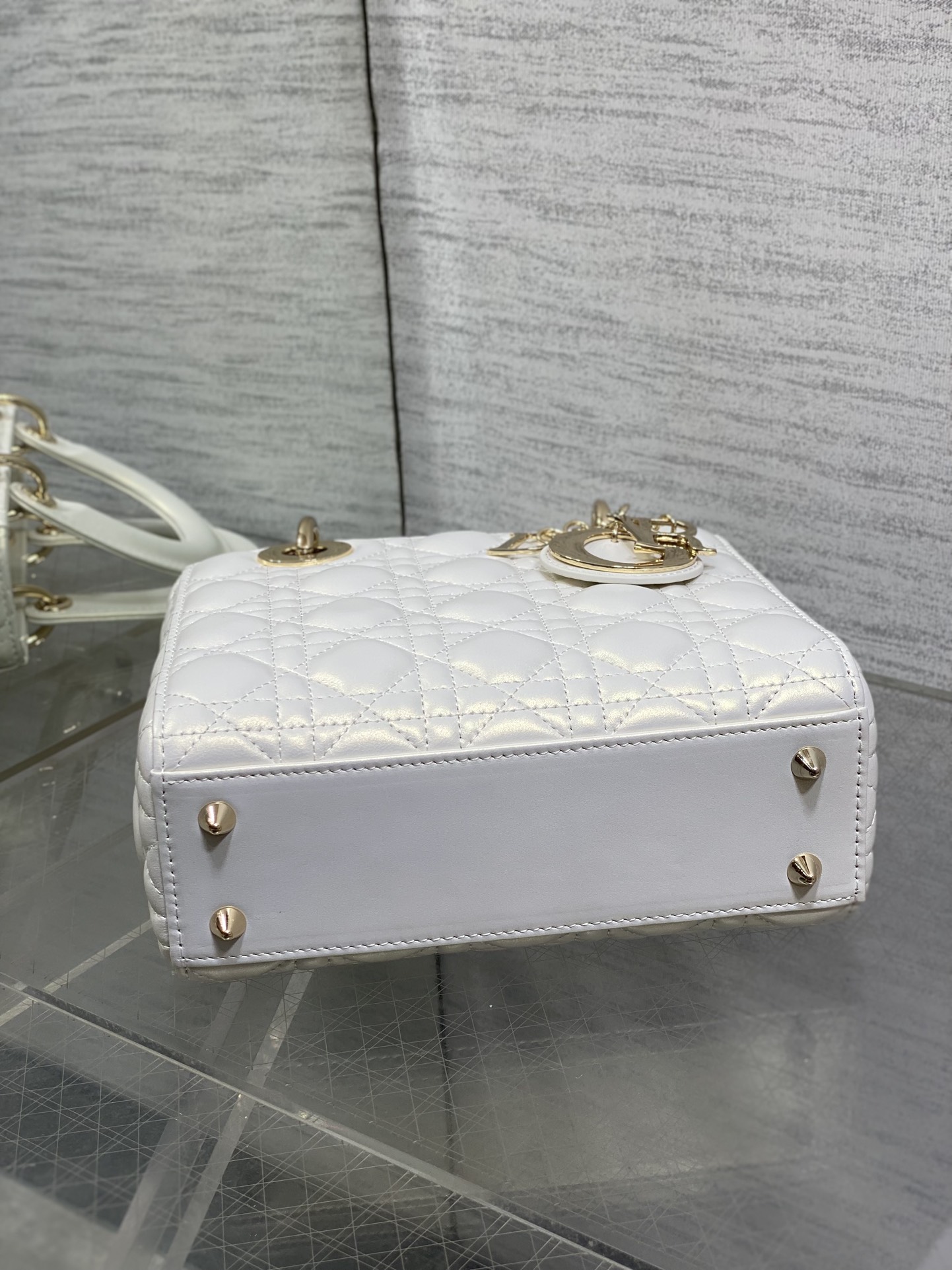 现货‼️Lady戴妃四格系列，经典的包形，甜美又不失优雅，春夏最新颜色，小清新风格🆕，搭配最新的字母肩带