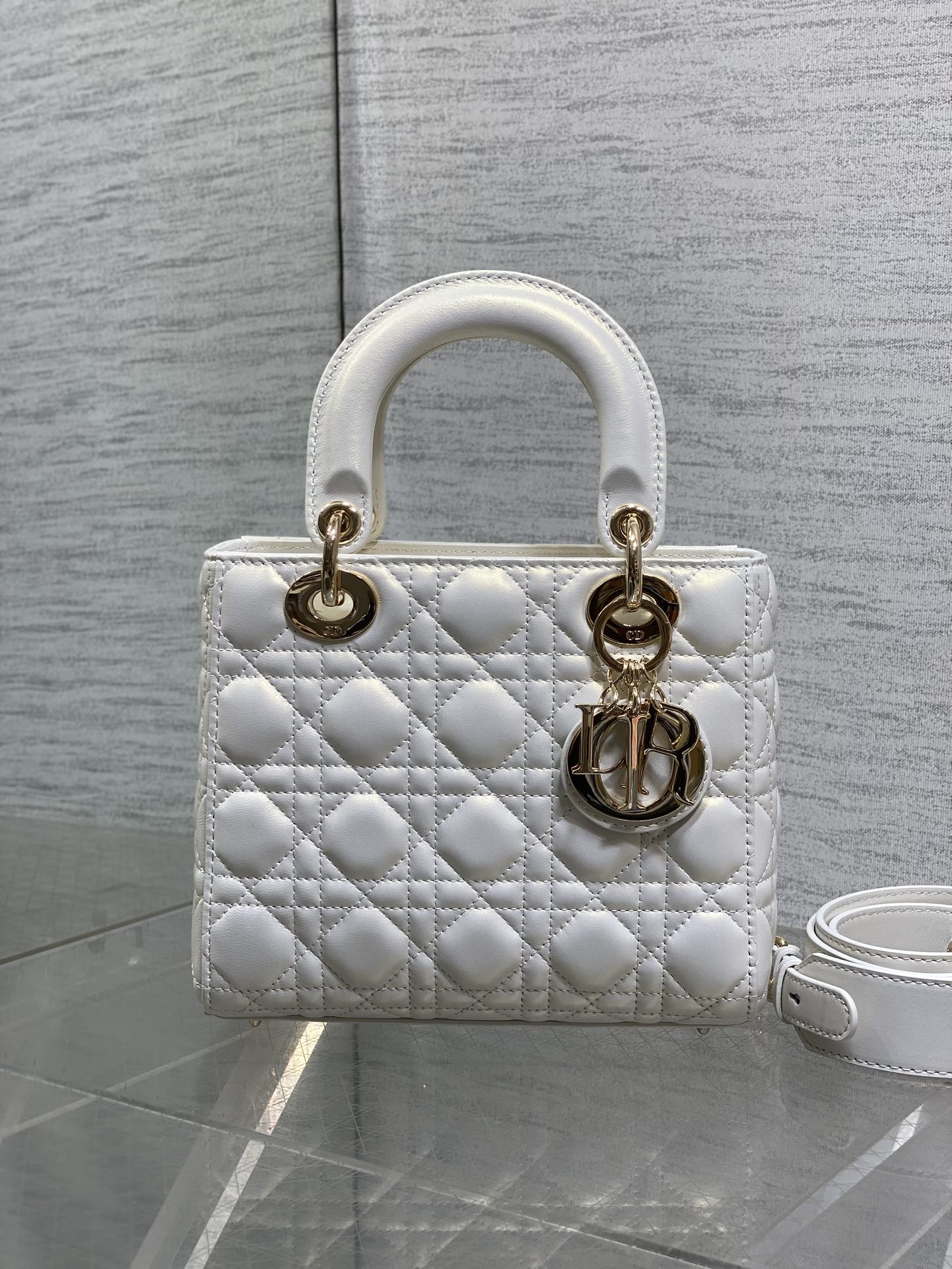 现货‼️Lady戴妃四格系列，经典的包形，甜美又不失优雅，春夏最新颜色，小清新风格🆕，搭配最新的字母肩带