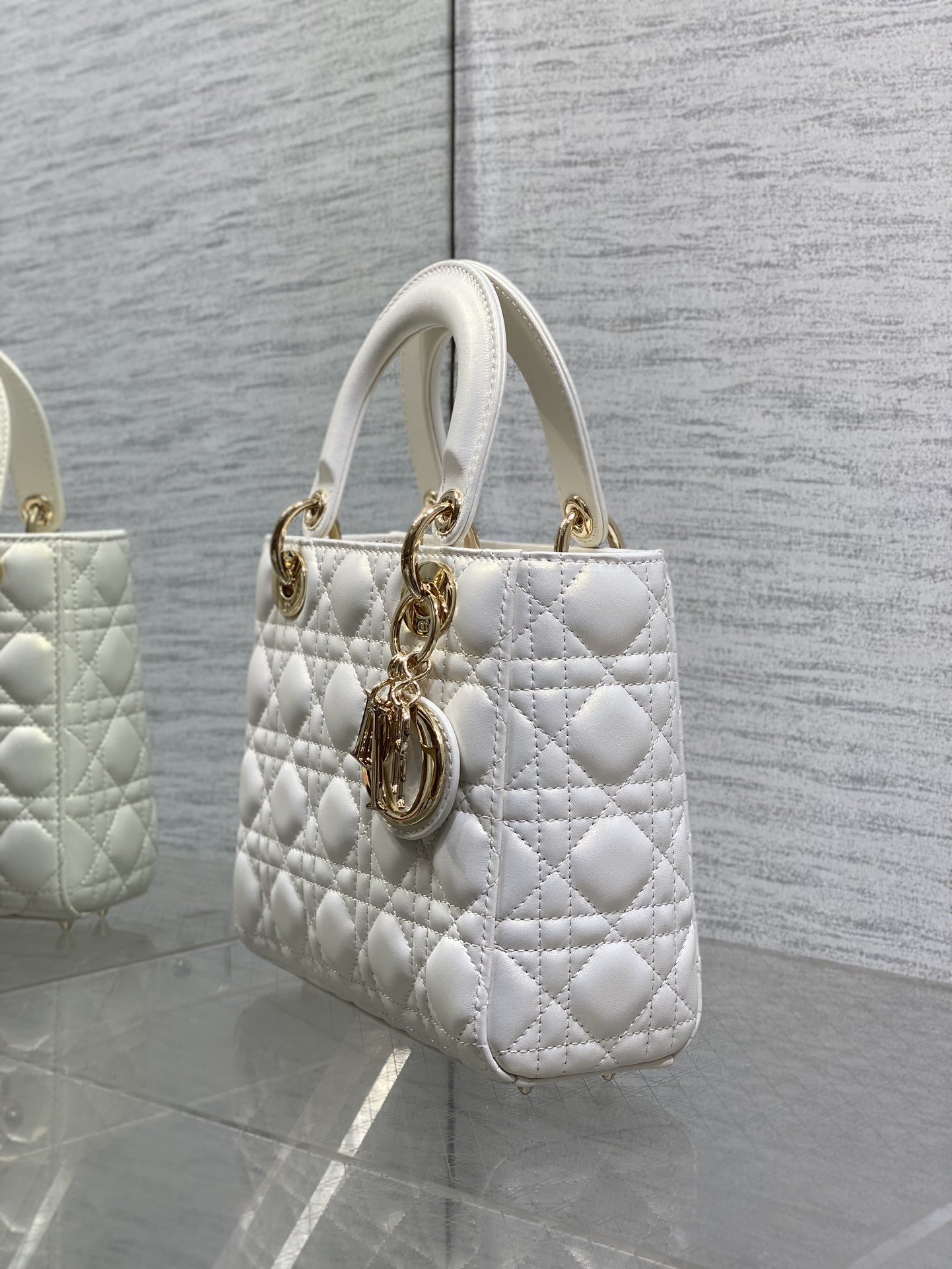 现货‼️Lady戴妃四格系列，经典的包形，甜美又不失优雅，春夏最新颜色，小清新风格🆕，搭配最新的字母肩带