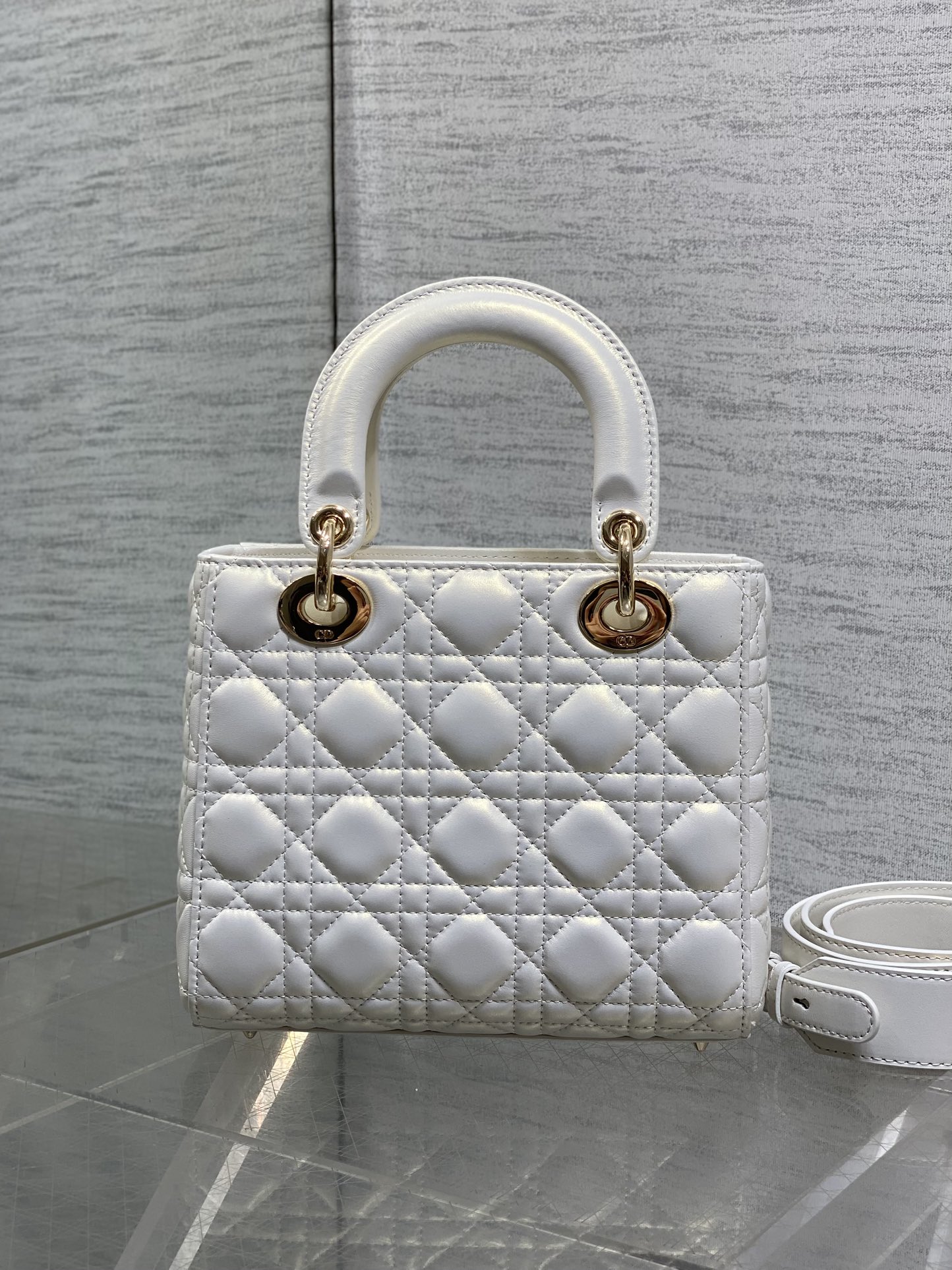 现货‼️Lady戴妃四格系列，经典的包形，甜美又不失优雅，春夏最新颜色，小清新风格🆕，搭配最新的字母肩带