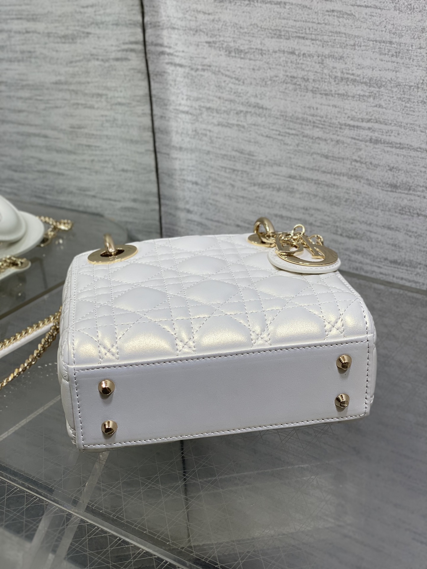 现货‼️Classic Lady戴妃包，人手一个必备的三格小包😍。迷人优雅又气场十足💃🏻，斜挎手拎也是女