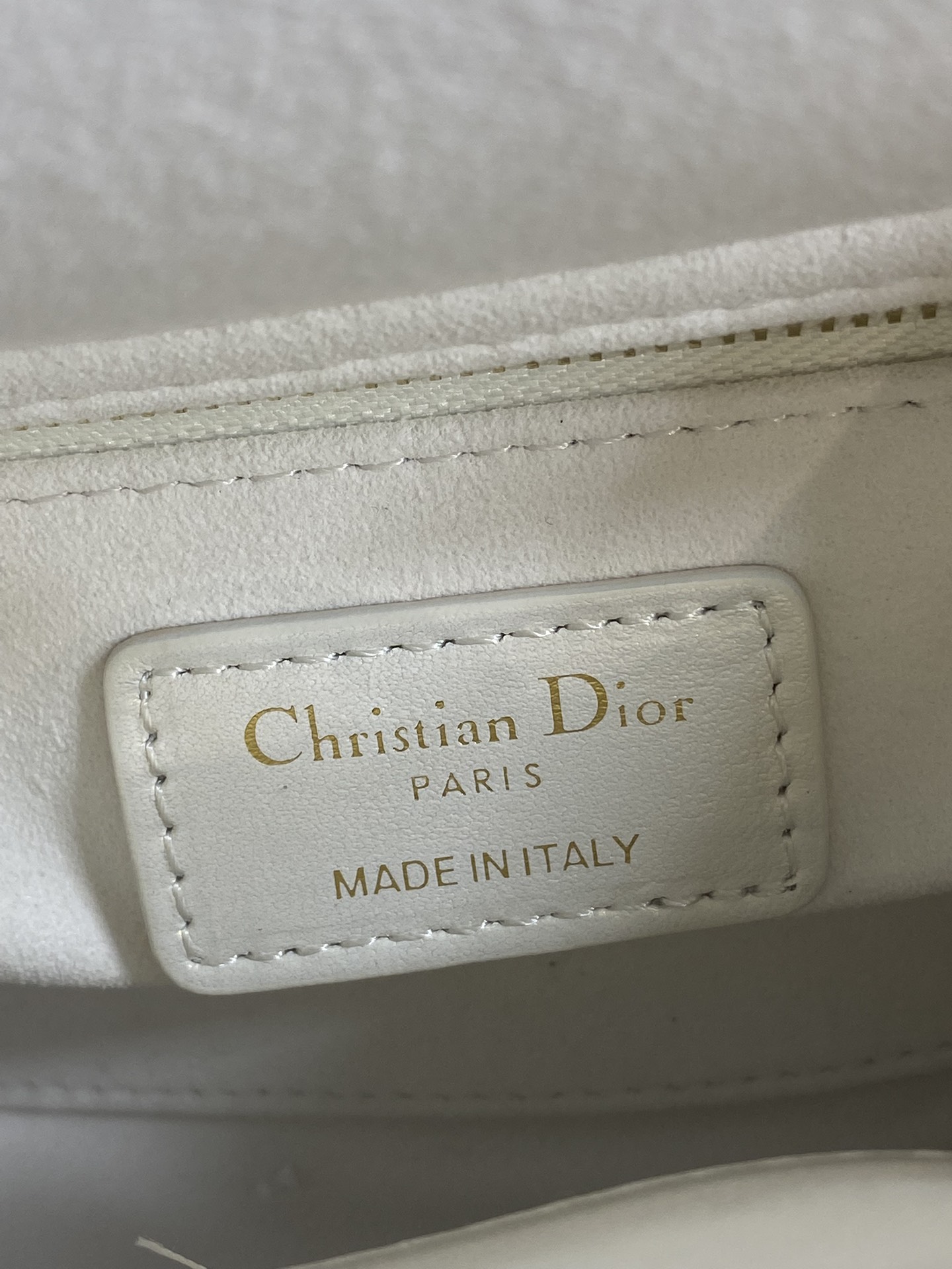 现货‼️Classic Lady戴妃包，人手一个必备的三格小包😍。迷人优雅又气场十足💃🏻，斜挎手拎也是女