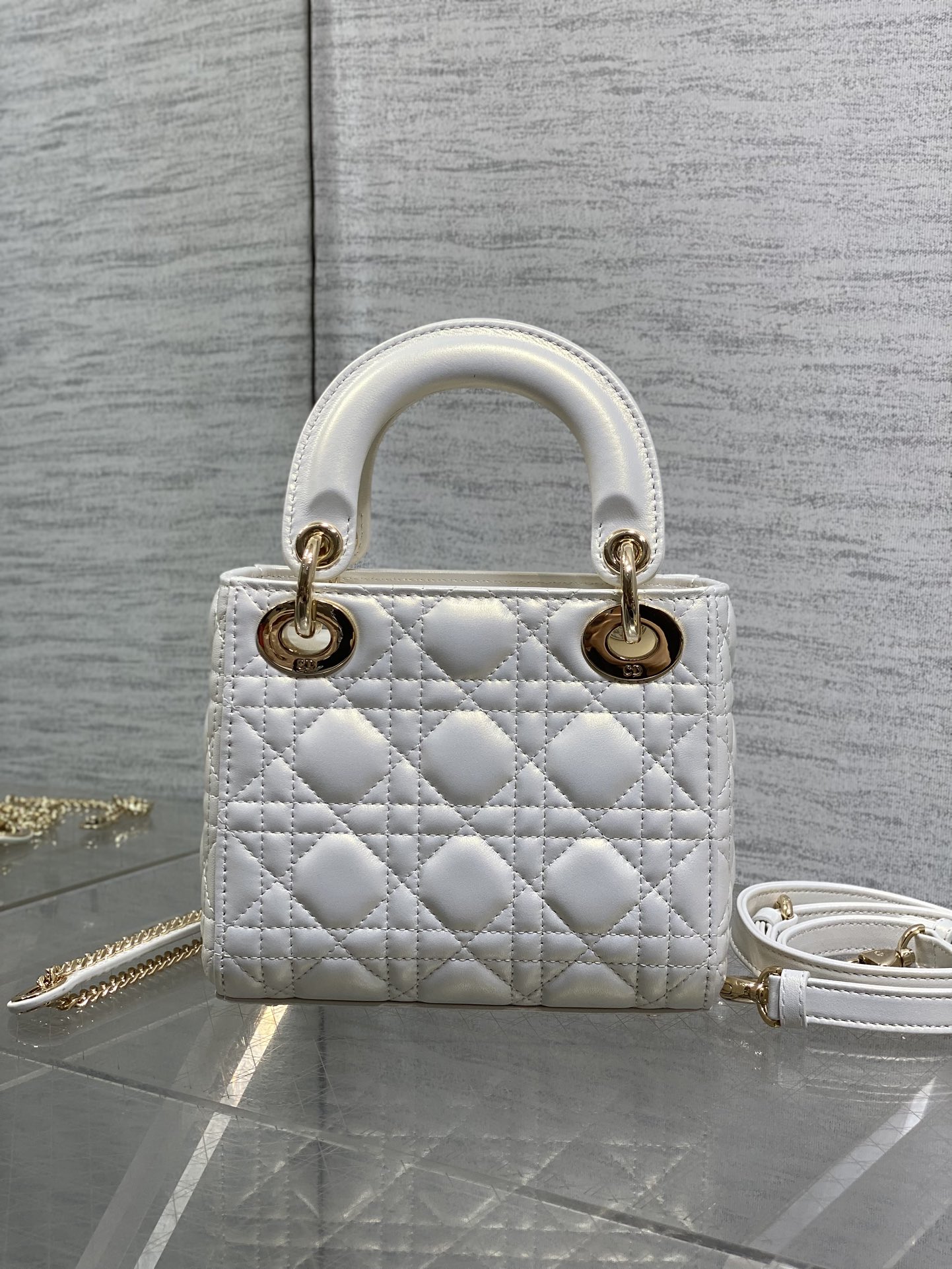 现货‼️Classic Lady戴妃包，人手一个必备的三格小包😍。迷人优雅又气场十足💃🏻，斜挎手拎也是女