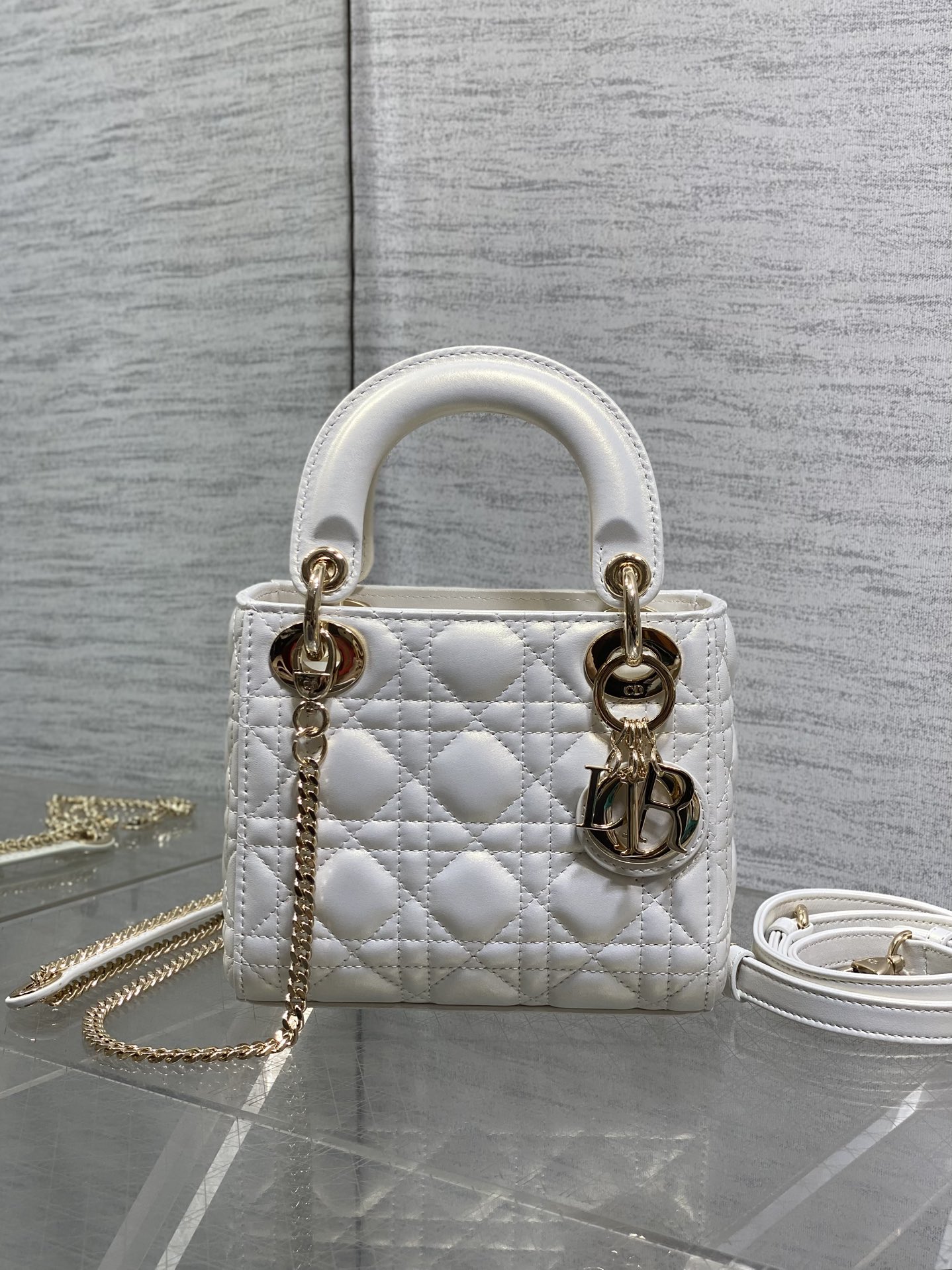 现货‼️Classic Lady戴妃包，人手一个必备的三格小包😍。迷人优雅又气场十足💃🏻，斜挎手拎也是女