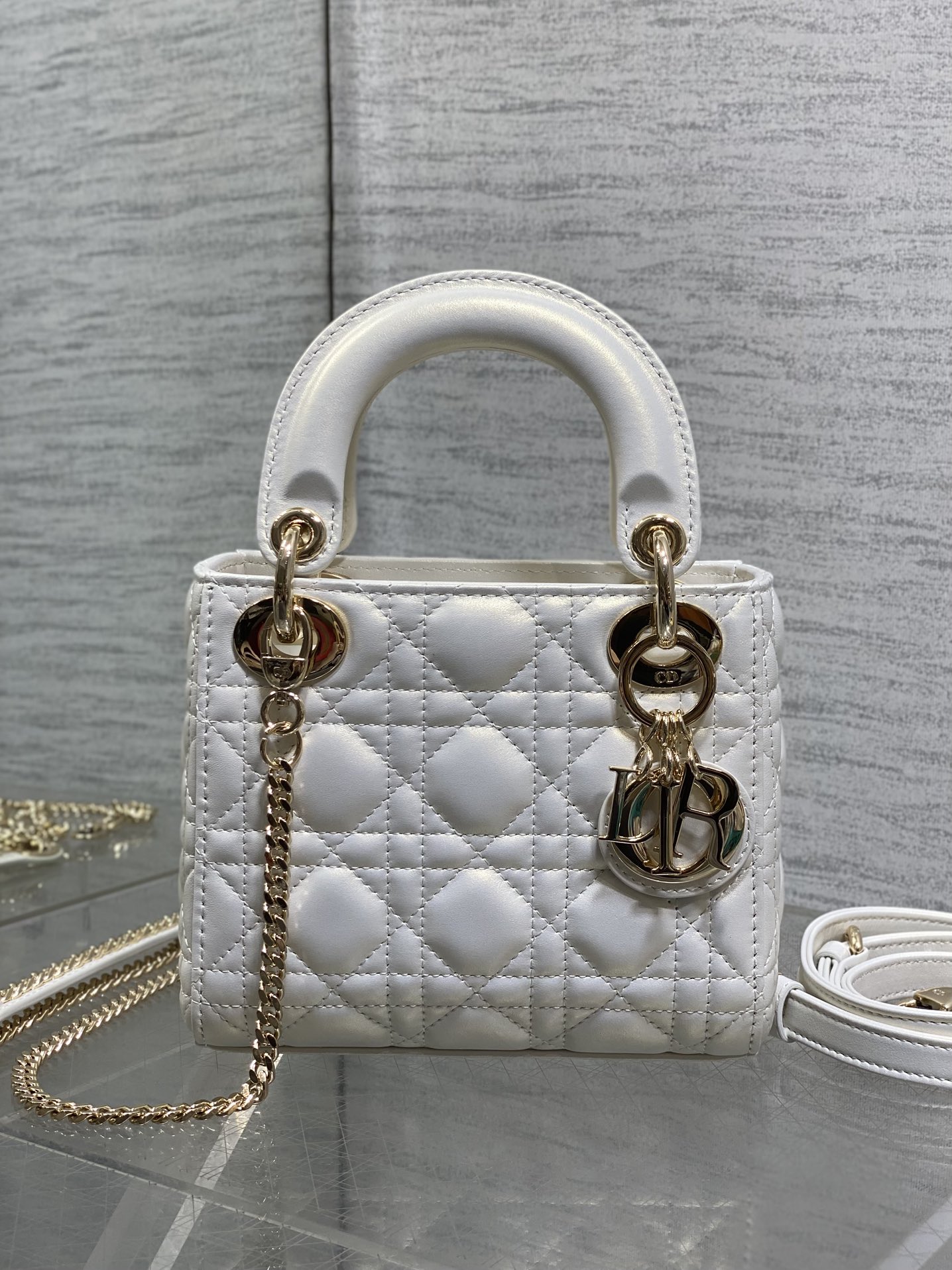 现货‼️Classic Lady戴妃包，人手一个必备的三格小包😍。迷人优雅又气场十足💃🏻，斜挎手拎也是女