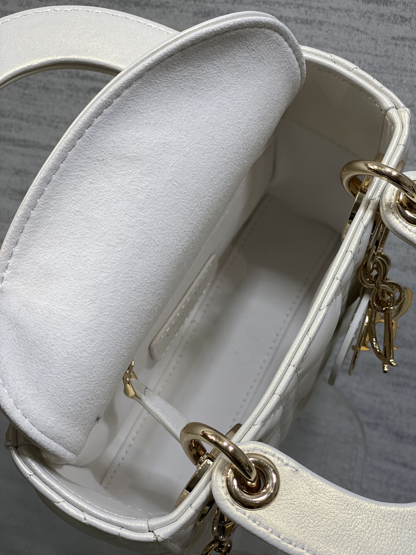 现货‼️Classic Lady戴妃包，人手一个必备的三格小包😍。迷人优雅又气场十足💃🏻，斜挎手拎也是女