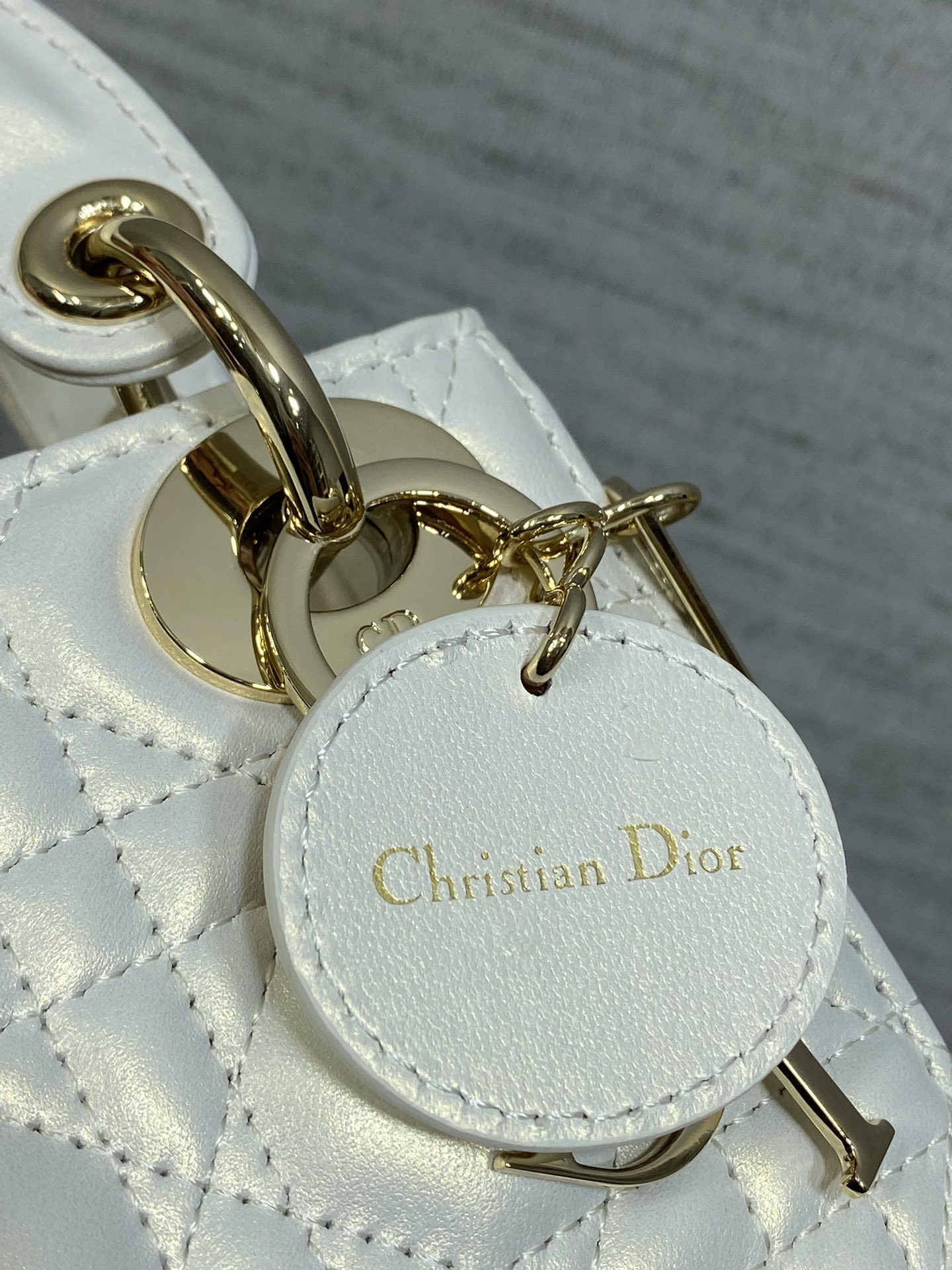 现货‼️Classic Lady戴妃包，人手一个必备的三格小包😍。迷人优雅又气场十足💃🏻，斜挎手拎也是女