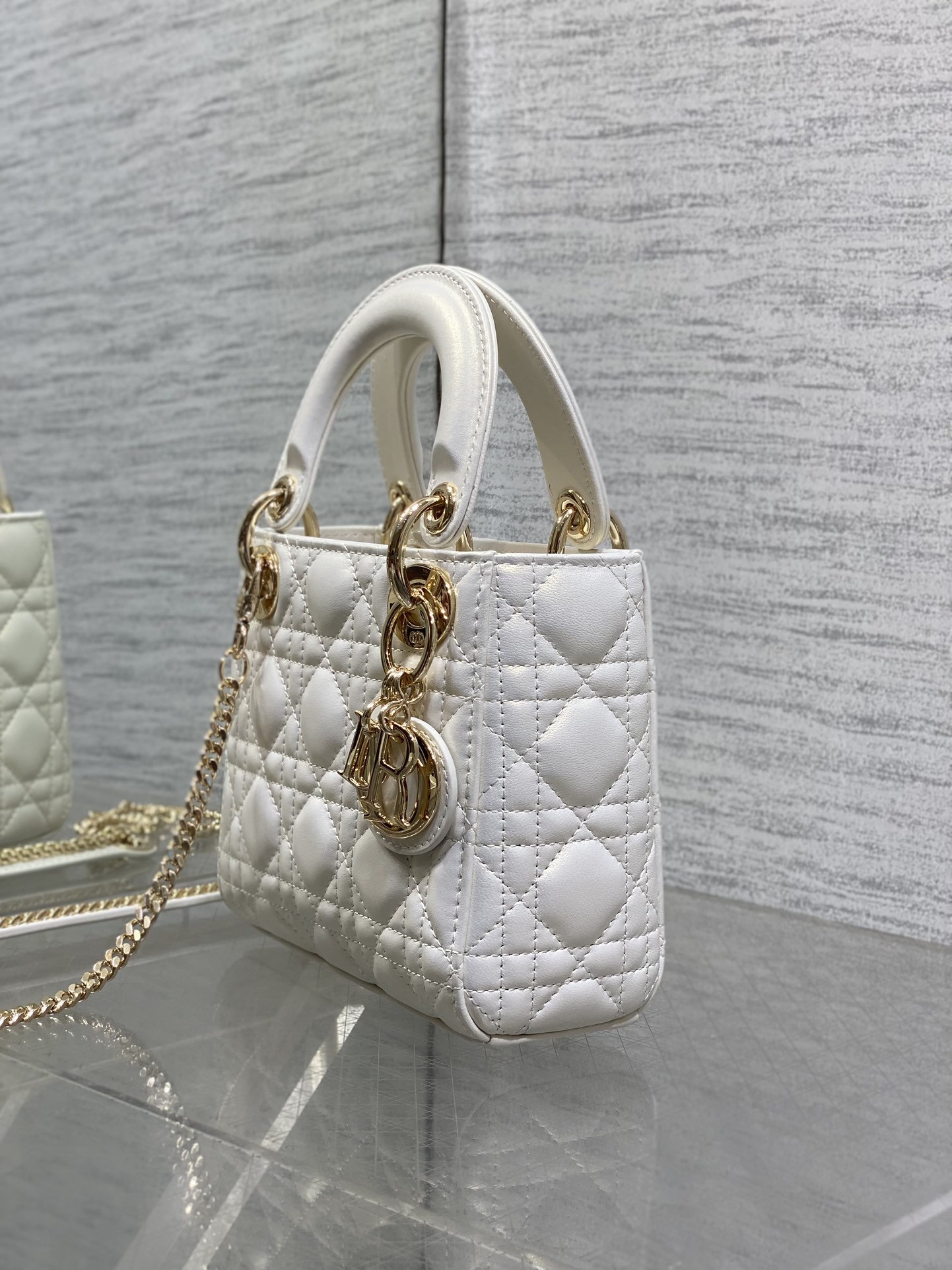 现货‼️Classic Lady戴妃包，人手一个必备的三格小包😍。迷人优雅又气场十足💃🏻，斜挎手拎也是女