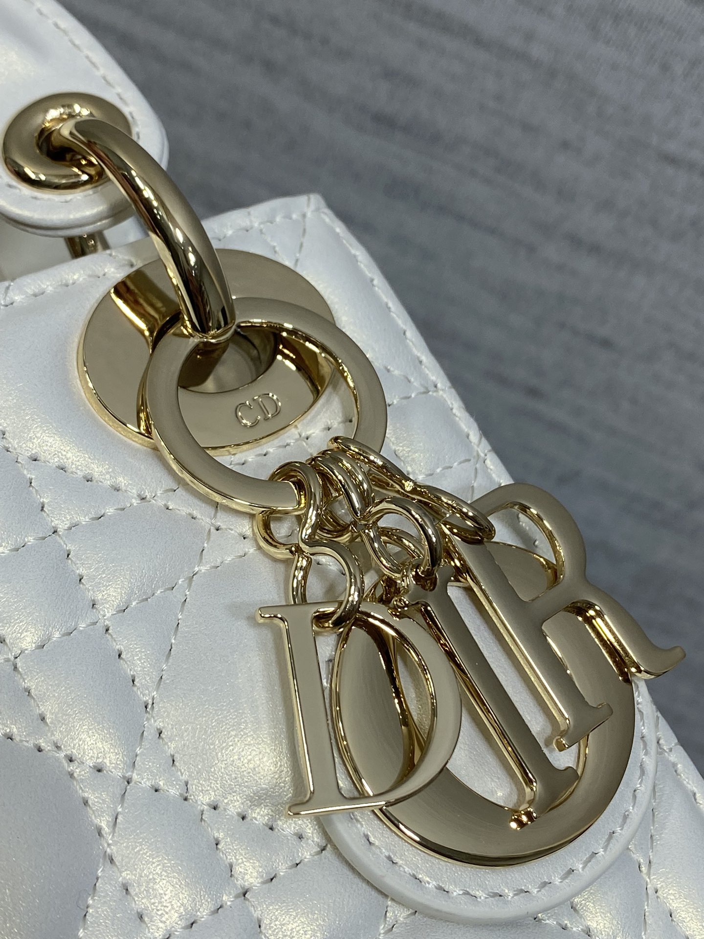 现货‼️Classic Lady戴妃包，人手一个必备的三格小包😍。迷人优雅又气场十足💃🏻，斜挎手拎也是女