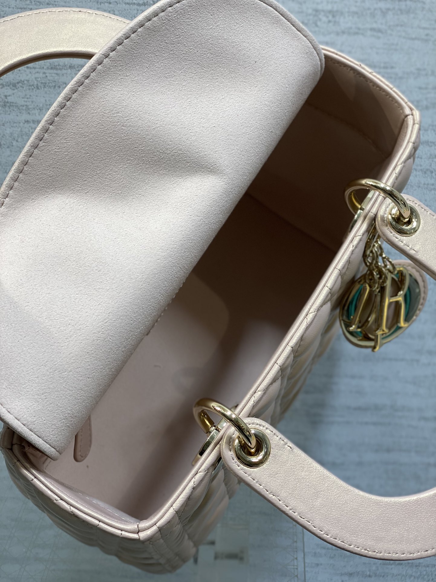 珠光浅粉现货‼️Lady最新翻盖羊皮五格，经典升级📤，改掉之前刮手的拉链设计，实在是太贴心了😘，被各种拉