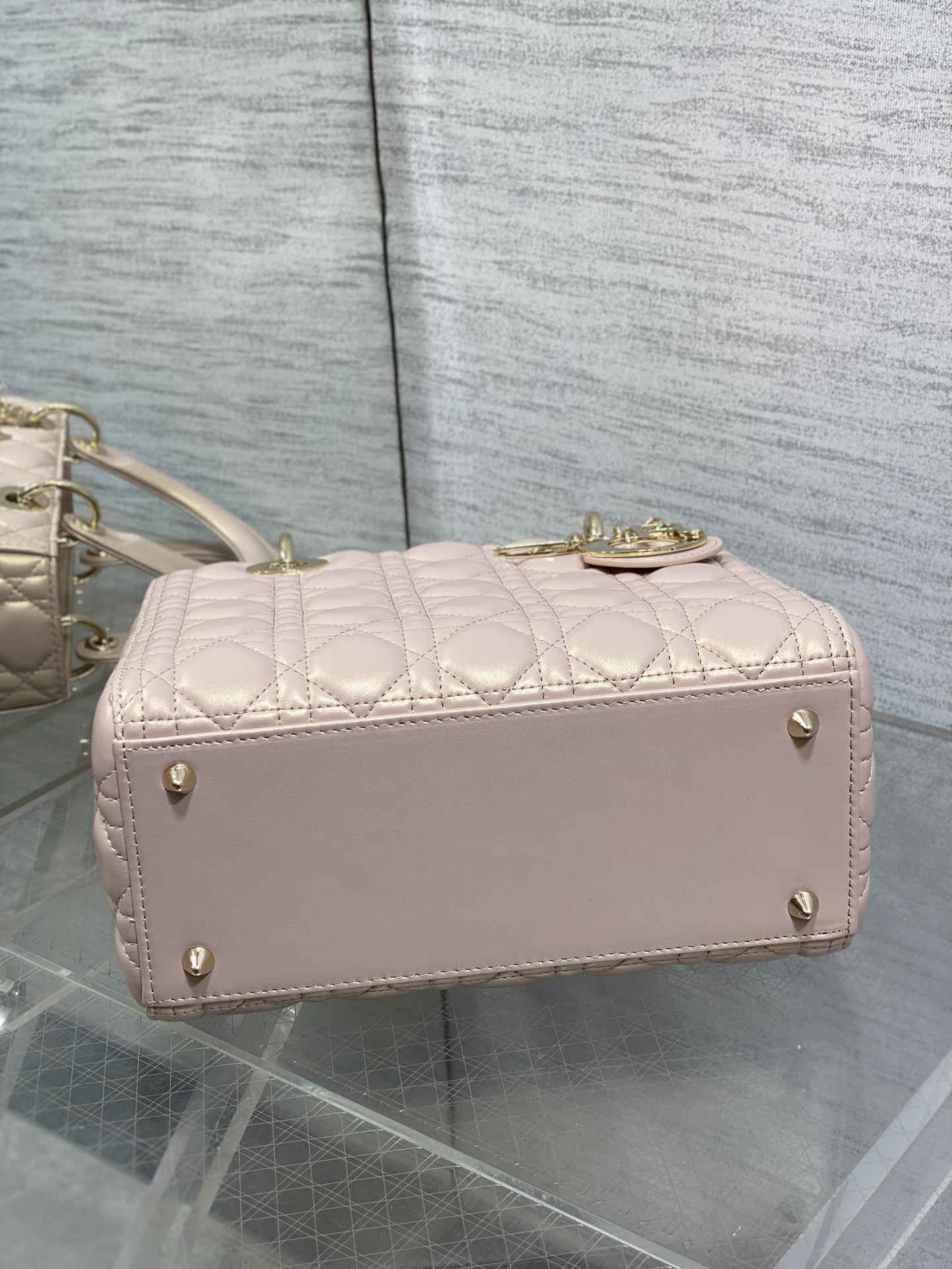 珠光浅粉现货‼️Lady最新翻盖羊皮五格，经典升级📤，改掉之前刮手的拉链设计，实在是太贴心了😘，被各种拉